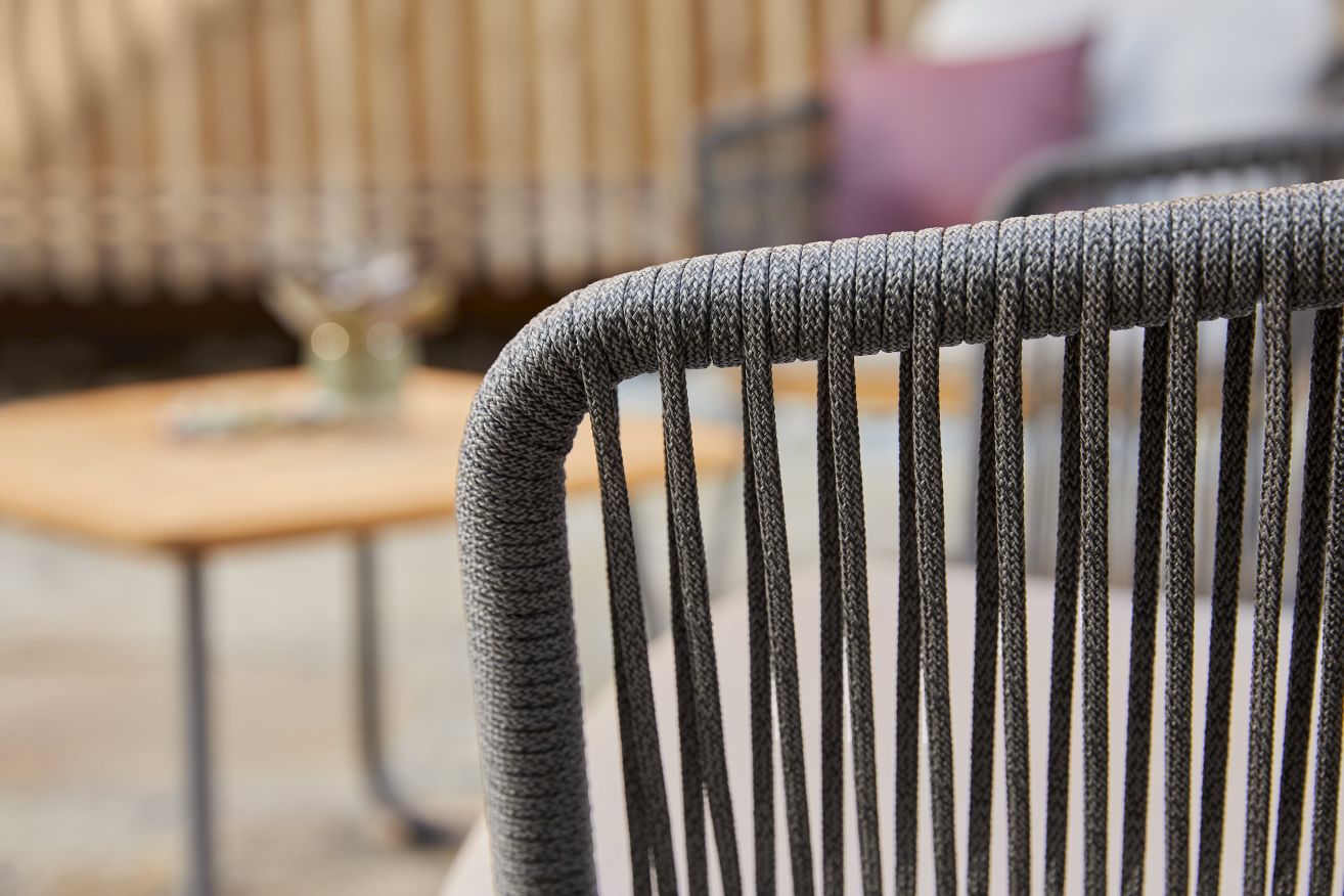 Detailaufnahme: Denia Dining Sessel Outdoor, graues Seilgeflecht, Gartenmöbel für Terrasse und Balkon.