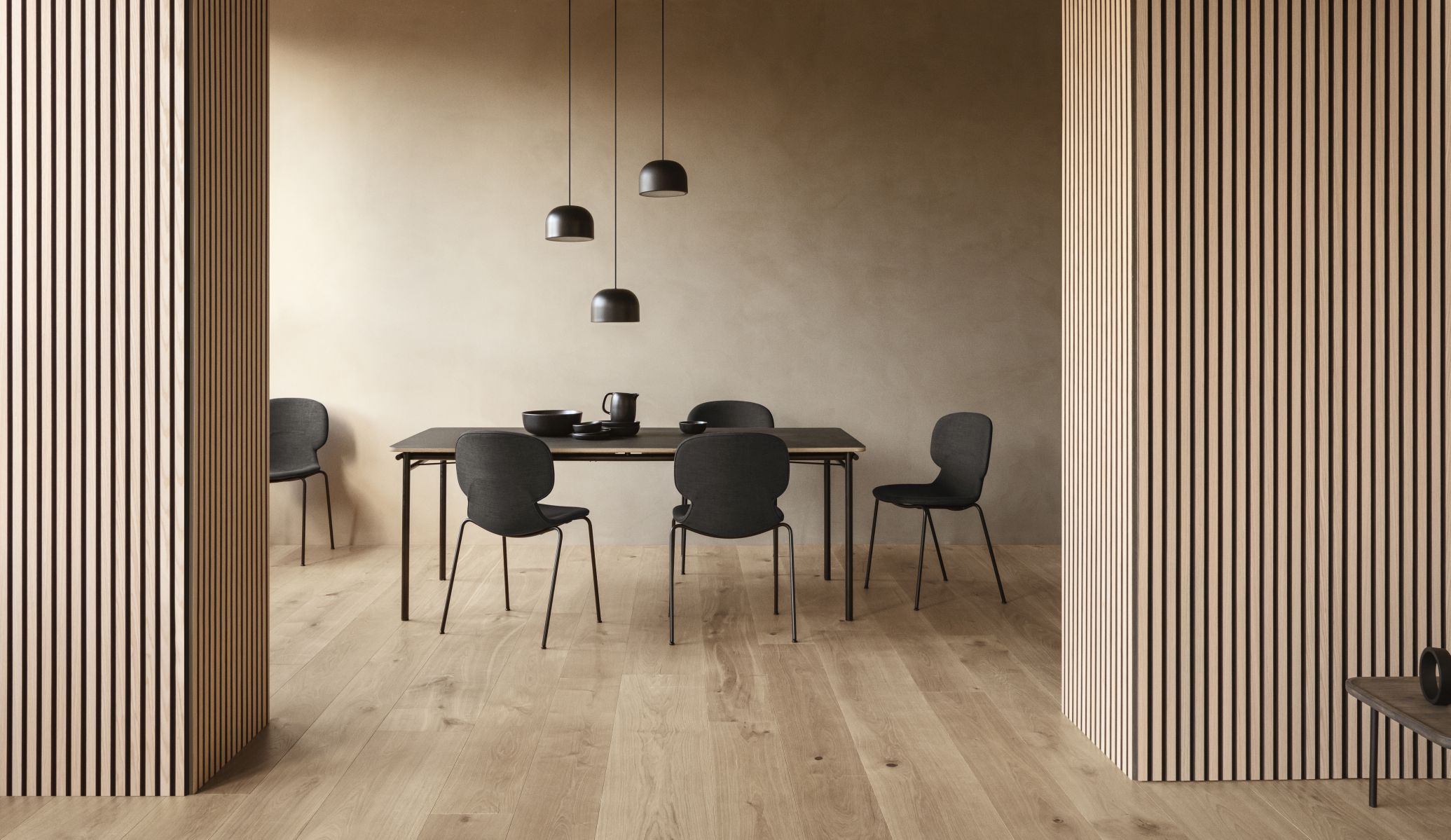 Taffel Esstisch Kiesel B 250 cm von Eva Solo mit Stühlen und Pendelleuchten im Esszimmer.