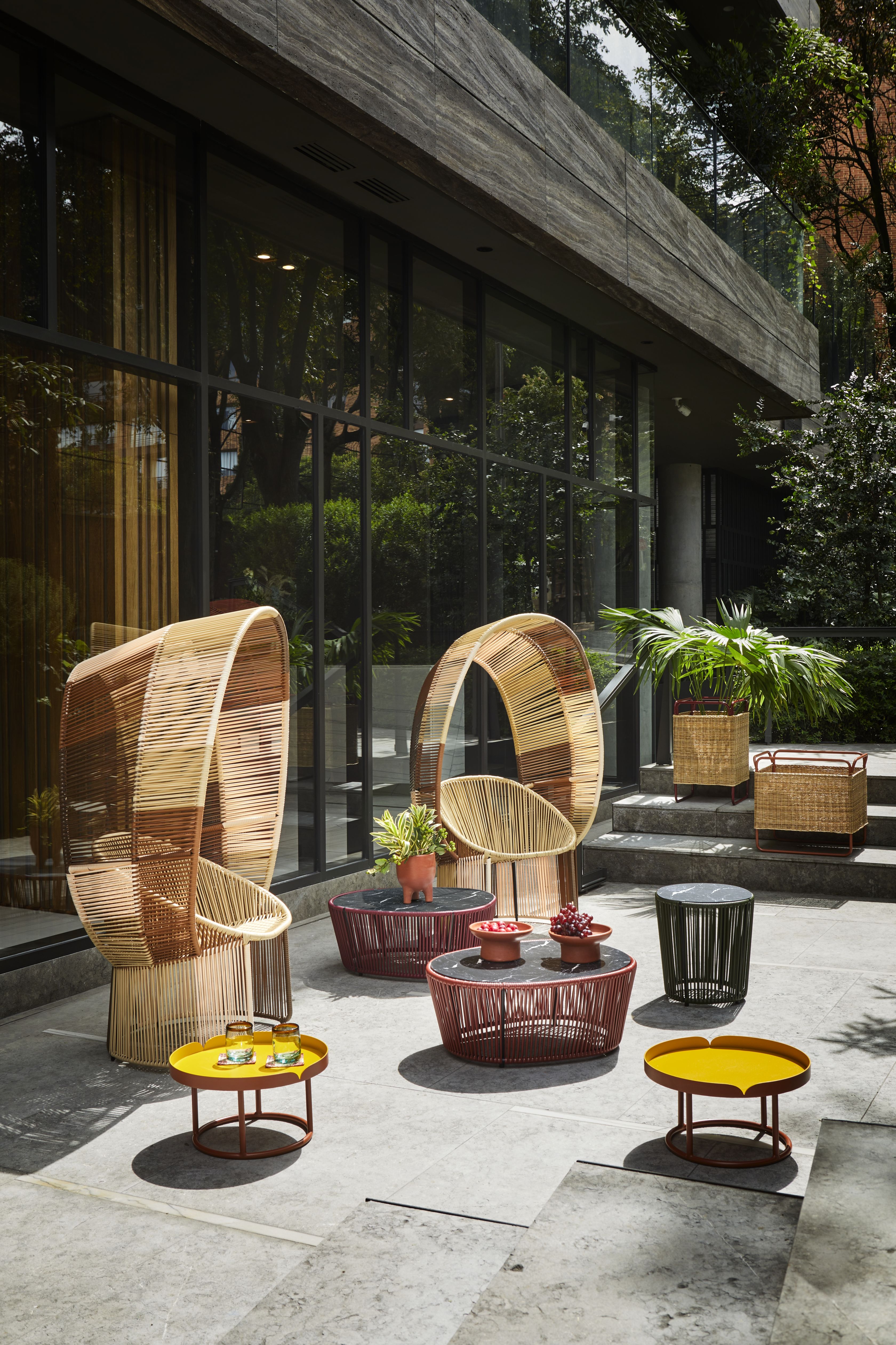 Cartagenas Reina Chair: Outdoor-Sitzgruppe mit Korbsesseln und Beistelltischen für Garten, Terrasse oder Balkon.