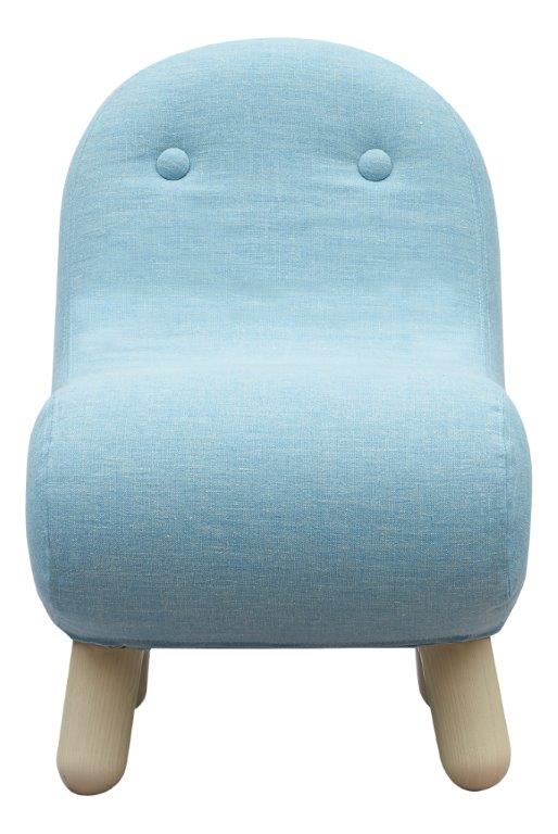 Hellblauer Bob Sessel mit Knopfdetails und Holzfüßen. Bequemer Polstersessel für Kinderzimmer oder Wohnbereich.