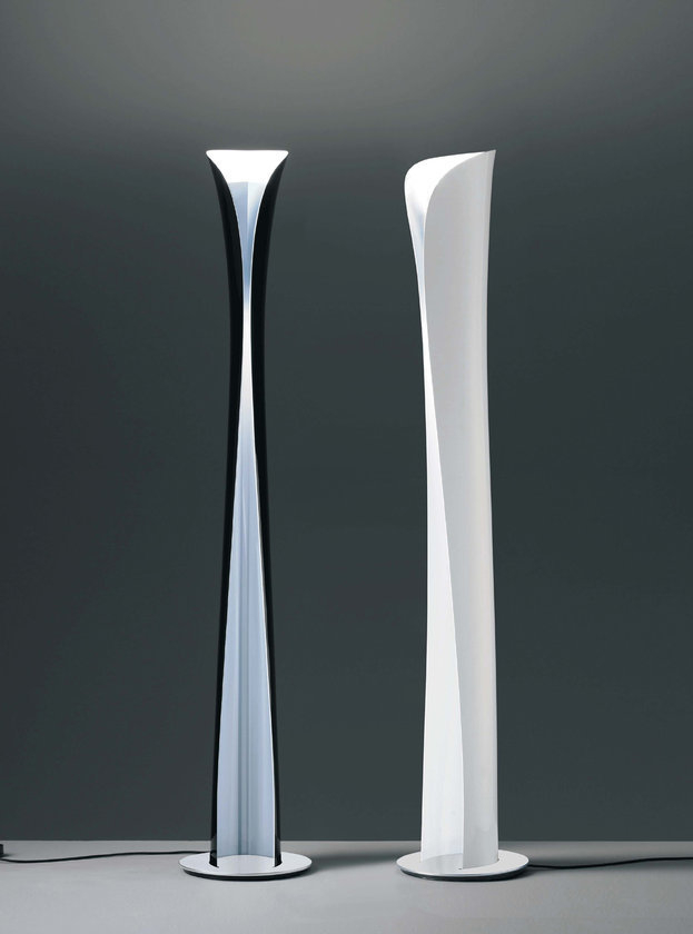 Zwei Cadmo LED Stehleuchten von Artemide, eine schwarz, eine weiß, modernes Design.
