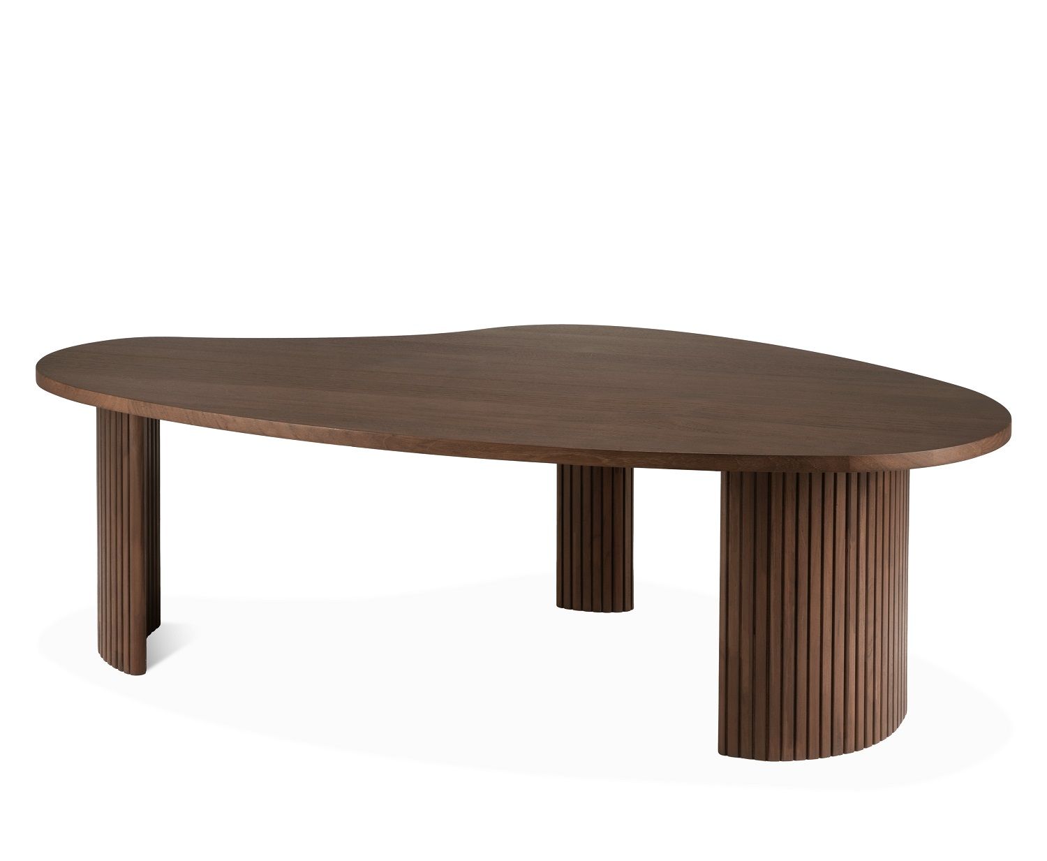 Ethnicraft Couchtisch Boomerang in Kieselform aus dunklem Holz mit geriffelten Beinen.