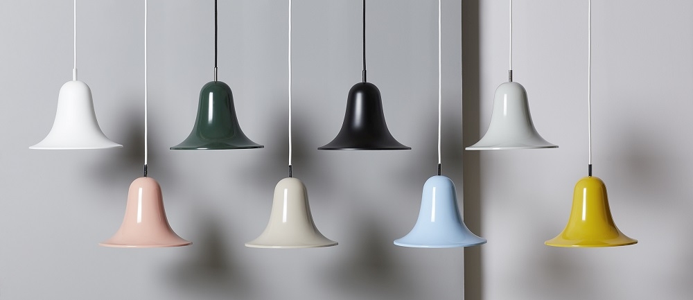 Mehrere Pantop Pendelleuchten Ø23 von Verpan in verschiedenen Farben vor einem grauen Hintergrund.