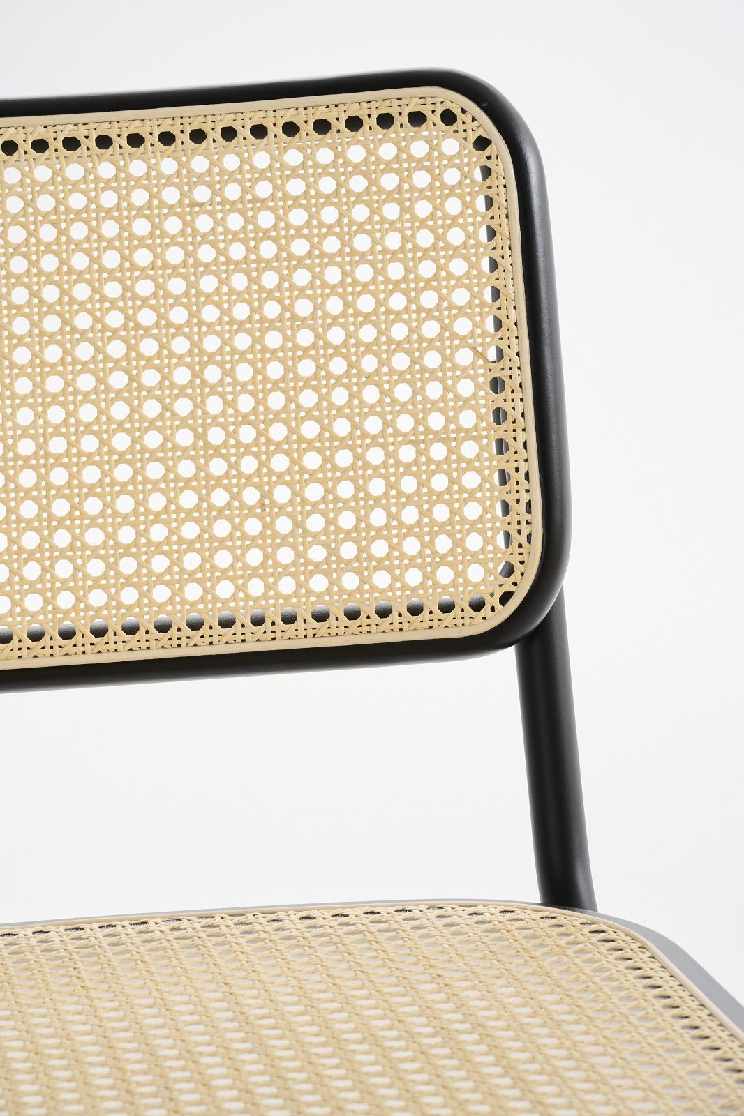 Detailaufnahme des Thonet S 32 Lounge Chair Sessels mit Wiener Geflecht und schwarzem Stahlrohrgestell.