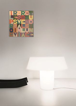 Weiße Amami Tischleuchte von Artemide, modernes Design für Schlafzimmer und Wohnzimmer.