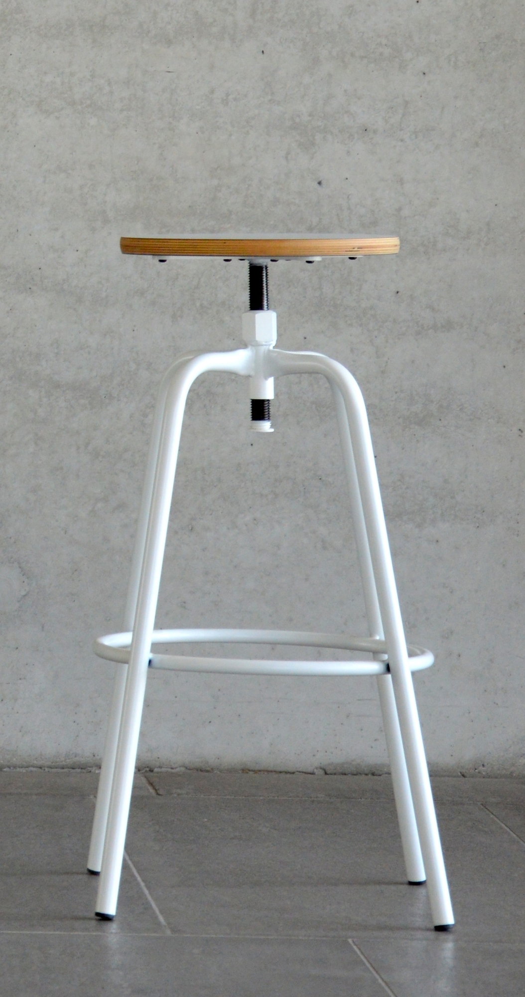 Weißer Paris Barhocker von Jan Kurtz mit Holz-Sitzfläche und höhenverstellbarem Gestell. Moderner Drehhocker für Küche oder Bar.