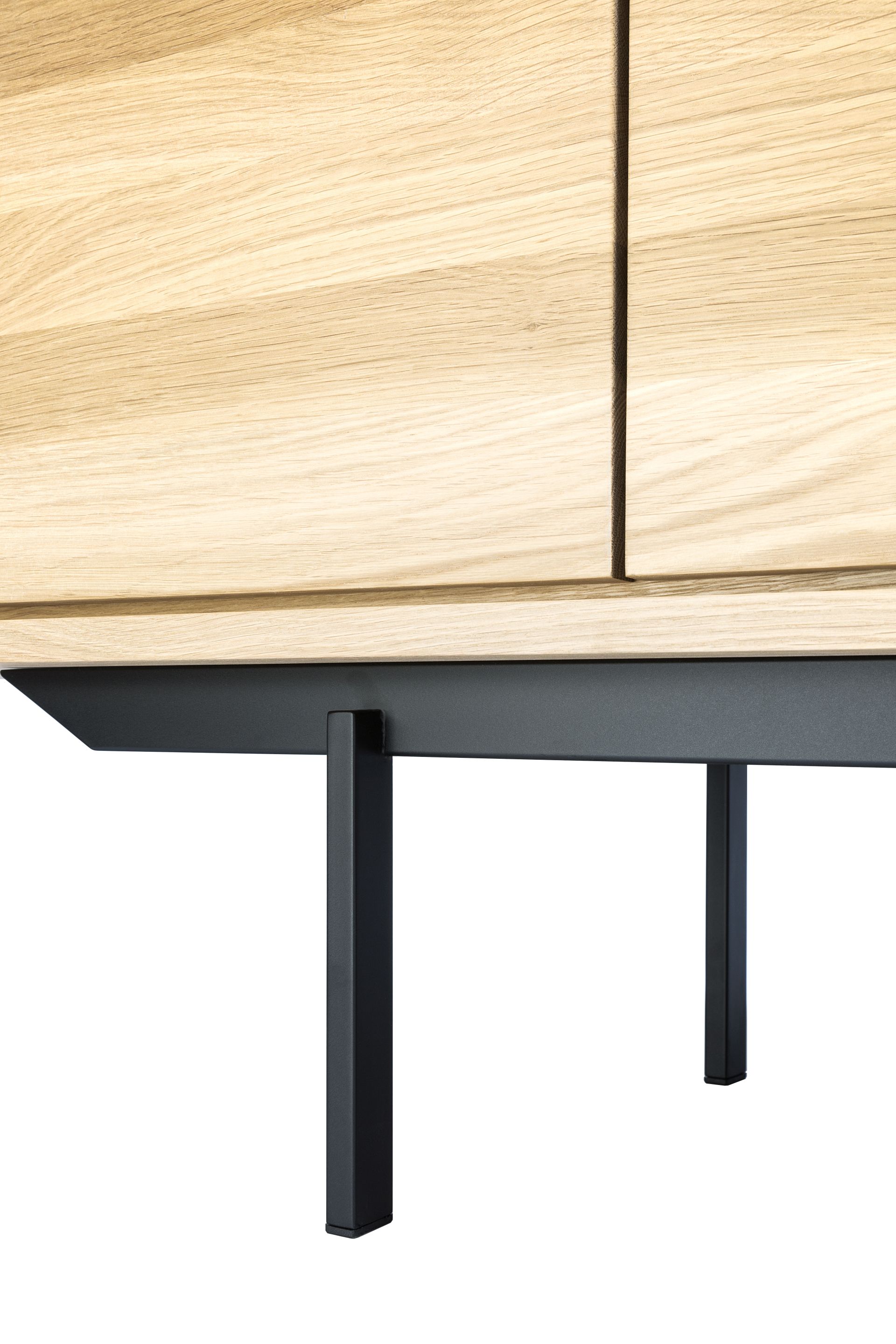 Detailaufnahme der Ethnicraft Shadow Eiche Anrichte mit schwarzen Metallbeinen. Modernes Sideboard aus Massivholz.