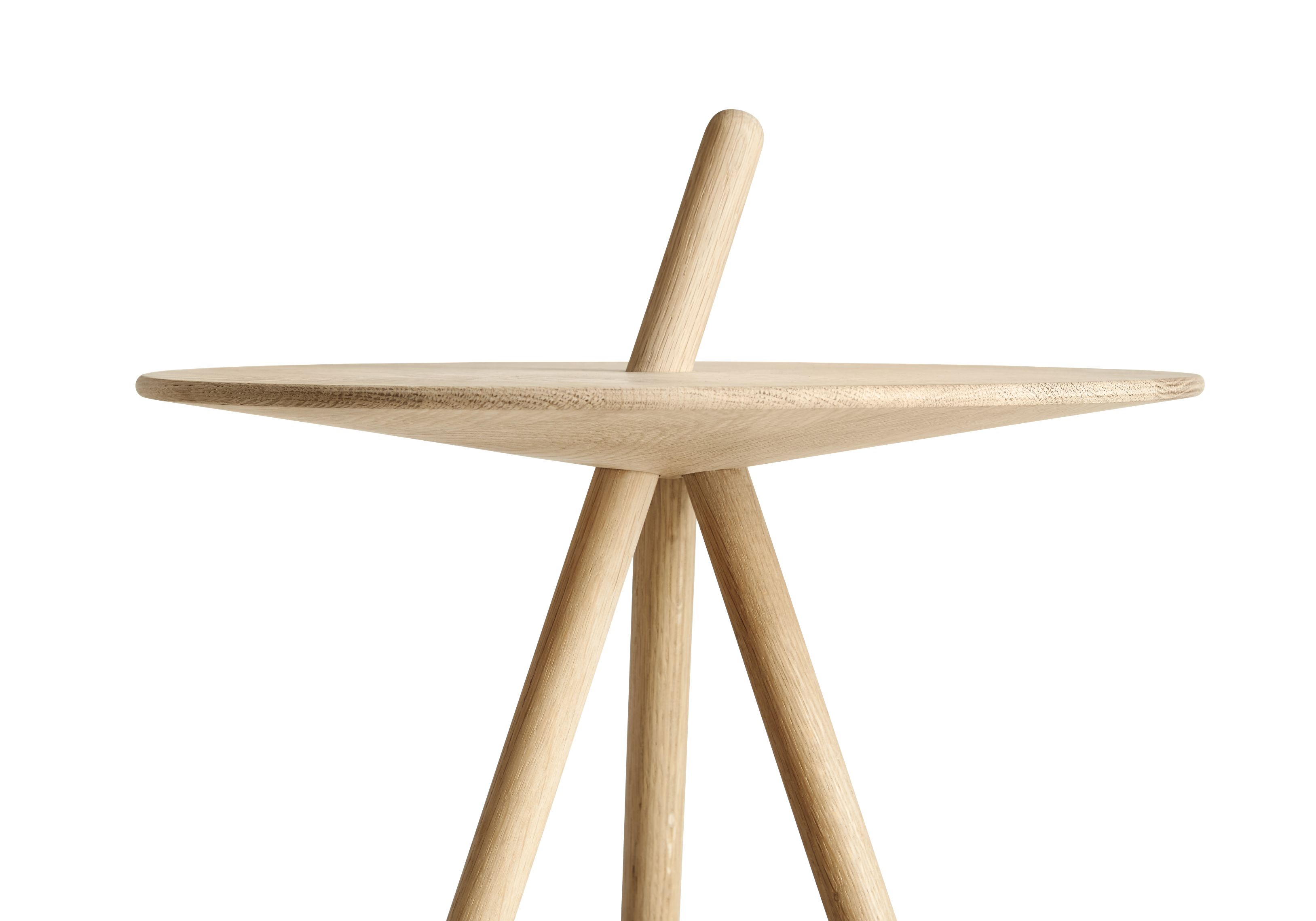Come Here Beistelltisch von Woud aus hellem Holz mit drei Beinen und Griff.