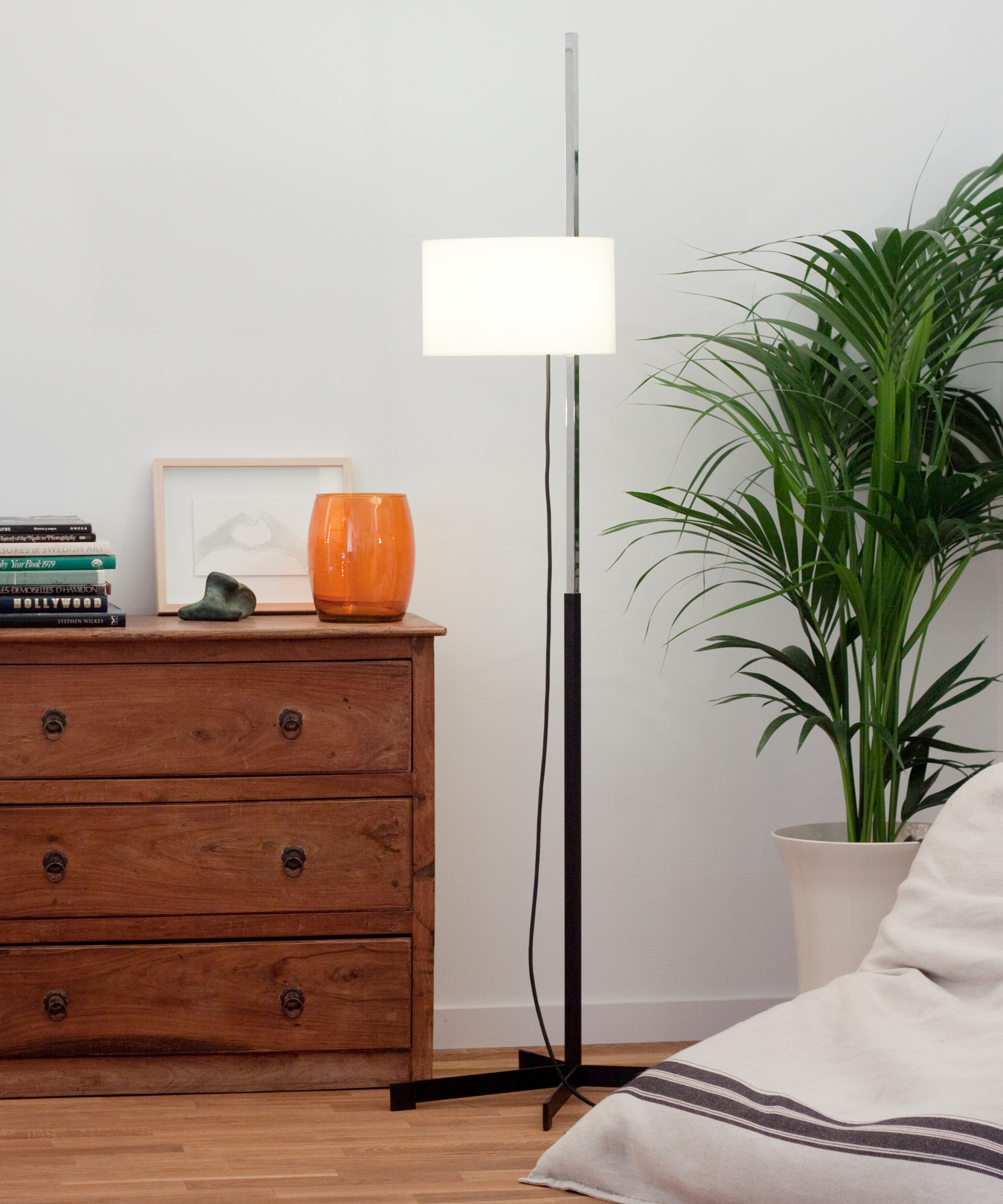TMC Stehleuchte von Santa & Cole im Wohnzimmer mit Kommode und Zimmerpflanze.