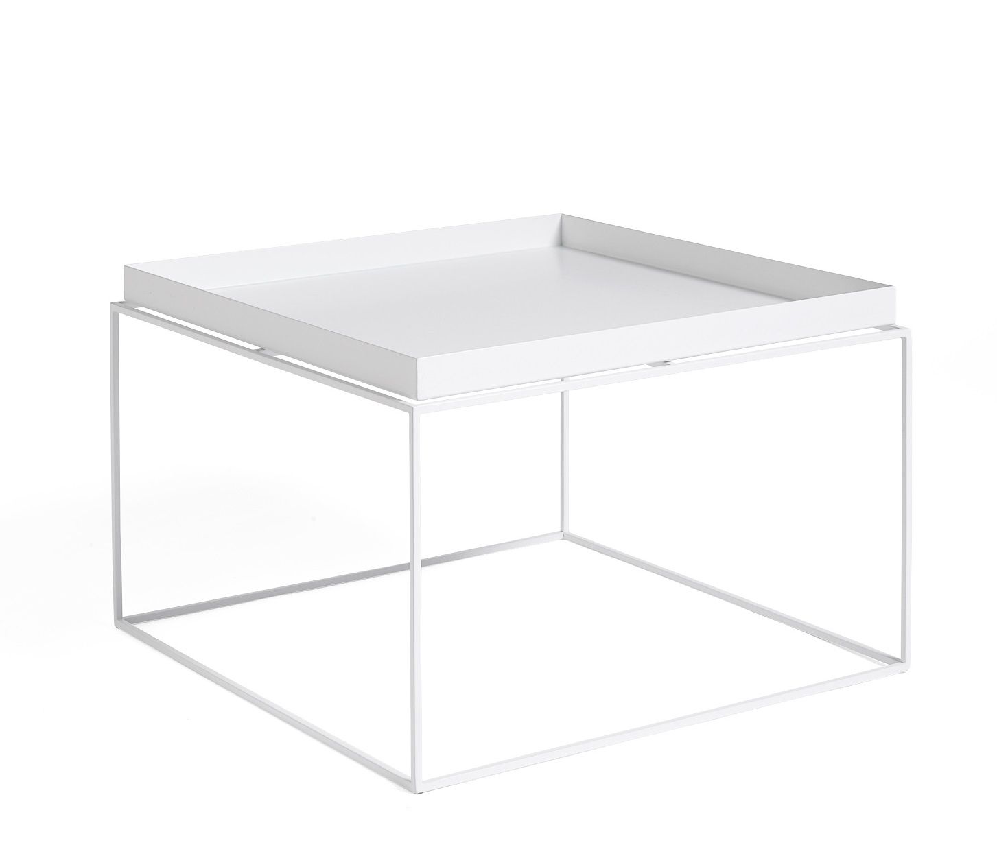Weißer Tray Table Couchtisch von Hay mit minimalistischem Design und quadratischer Tischplatte auf filigranem Metallgestell.