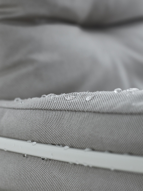Detailaufnahme: Wasserabweisender Stoff des Leyasol Lounge Chair Outdoor Stuhls von Freifrau Manufaktur.