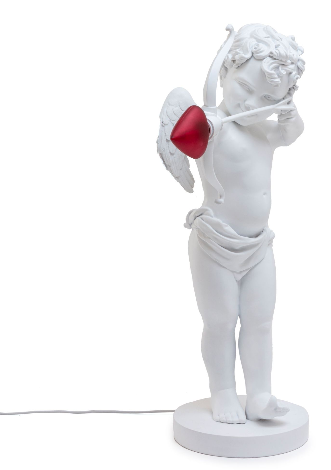 Weiße Cupid Lampe von Seletti als Tischleuchte mit rotem Herz-Pfeil und Bogen.