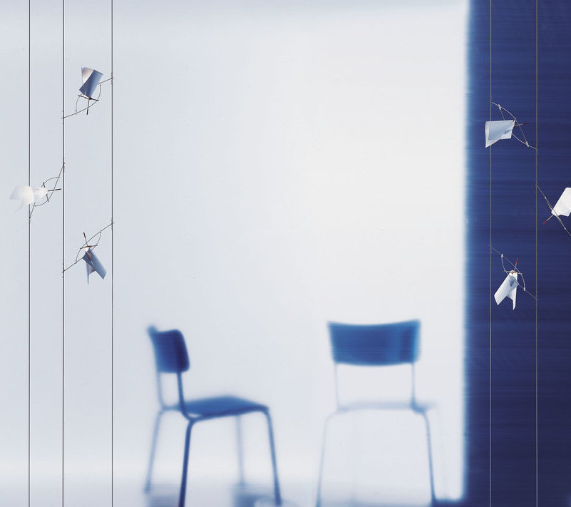 BAKARÚ Deckenleuchte von Ingo Maurer: Detailaufnahme mit sechs Metallstäben und Papier-Elementen, moderne Innenraumbeleuchtung.