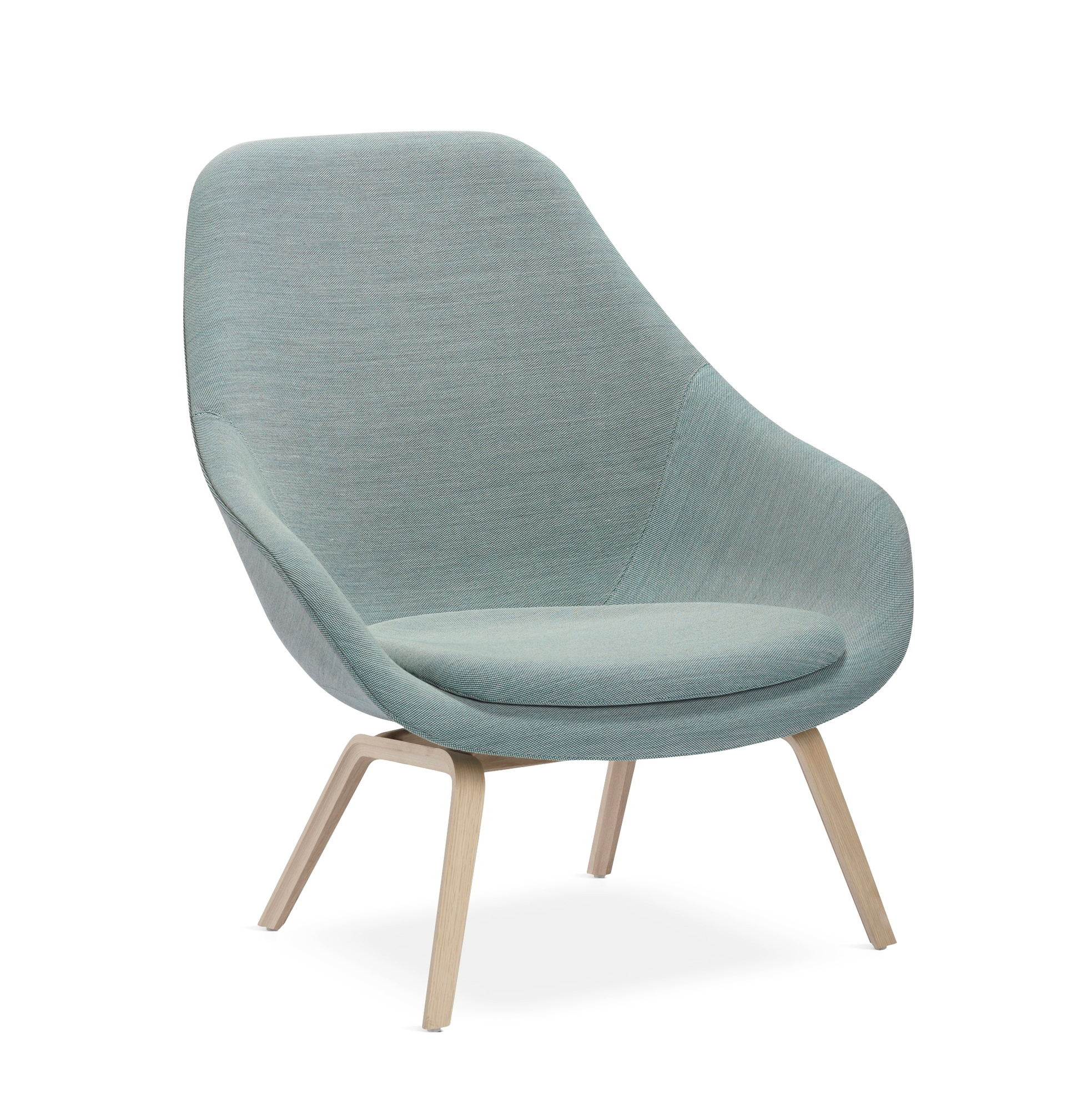 About a Lounge AAL 93 Sessel von Hay in hellblau mit Holzbeinen.