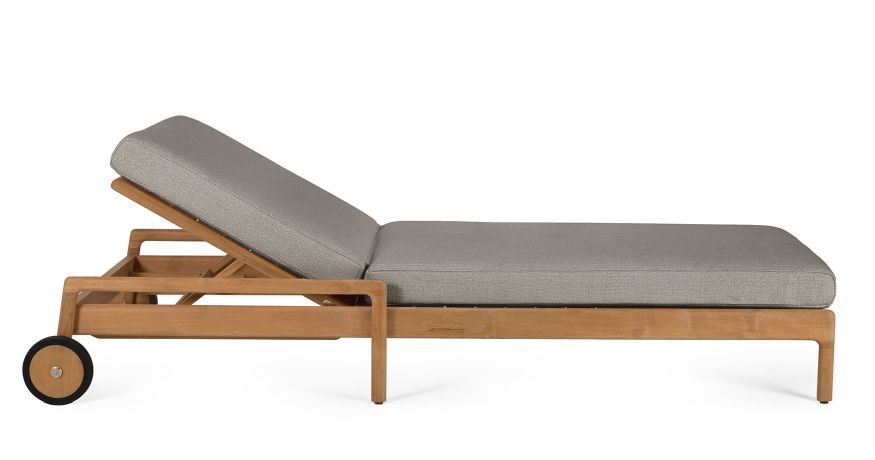 Kissen für Jack Outdoor Liege von Ethnicraft: Bequemes, graues Kissen auf einer hölzernen Gartenliege.