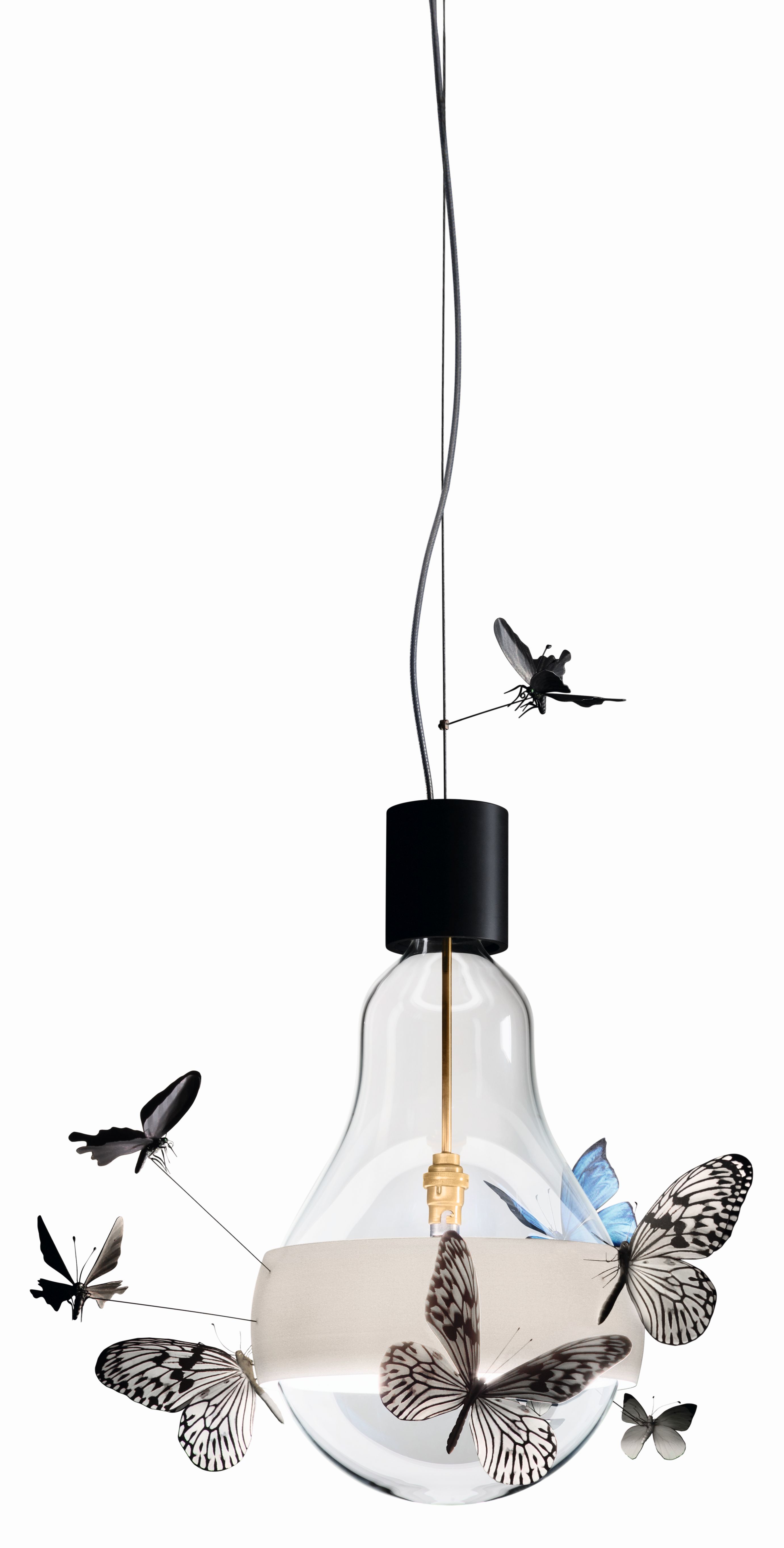 Flatterby Hängeleuchte von Ingo Maurer: Glühbirnen-Design mit filigranen Schmetterlingen, moderne Pendelleuchte für Wohnräume.