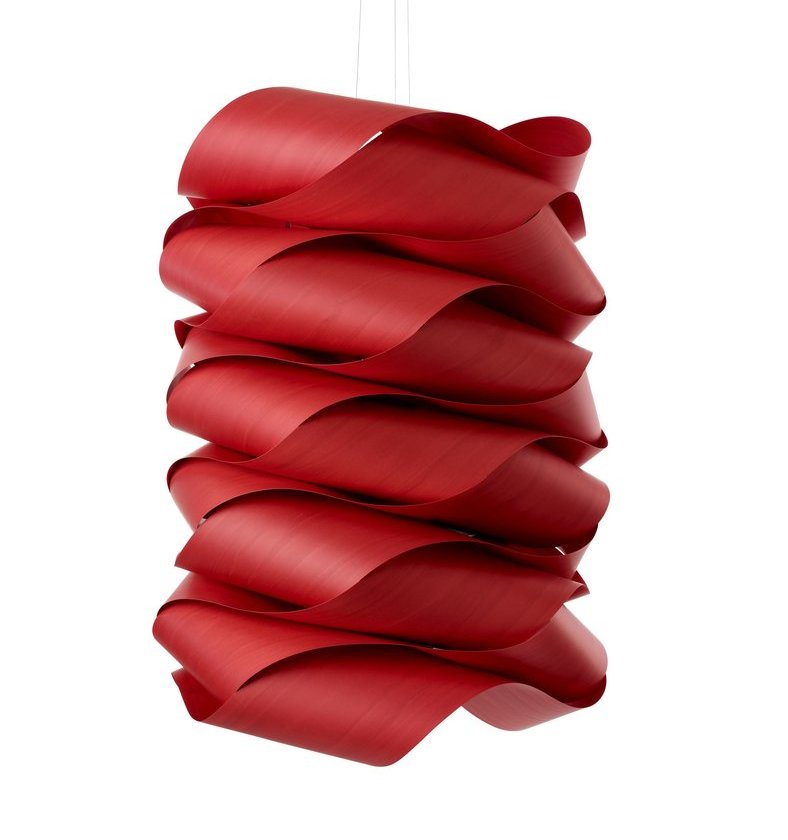 Rote Link Chain Pendelleuchte von LZF Lamps mit wellenförmigem Holzfurnier Design.