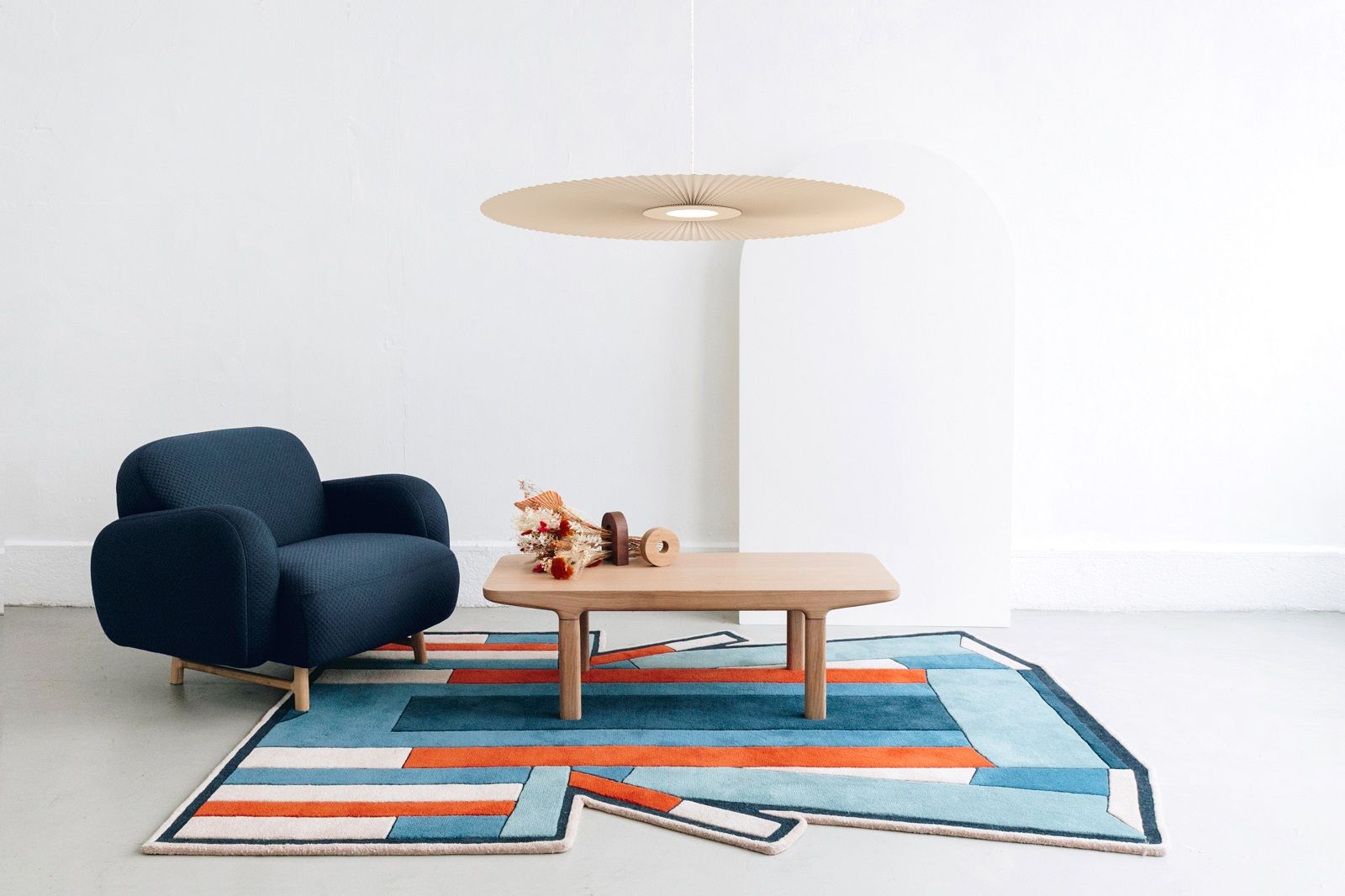 Weiße Carmen Pendelleuchte von Hartô über Couchtisch in modernem Wohnzimmer. Design Lampe für Wohnraum.