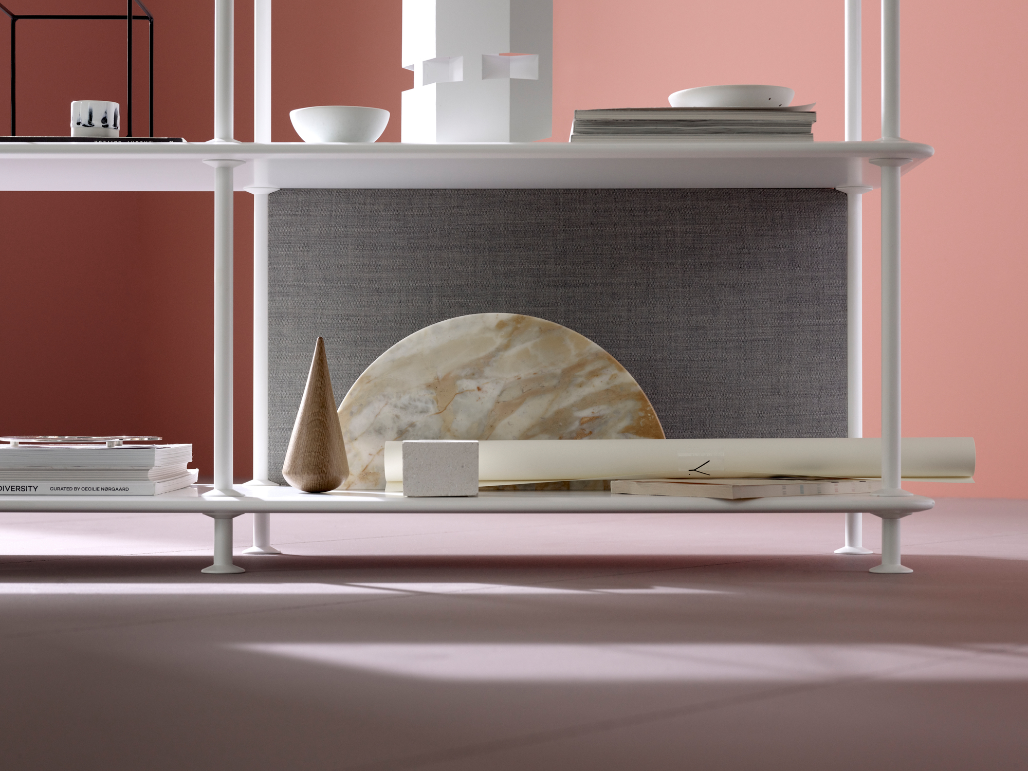 Detailaufnahme des weißen Montana Free Regals mit Deko-Elementen. Modernes Regal für Wohnzimmer und Büro.