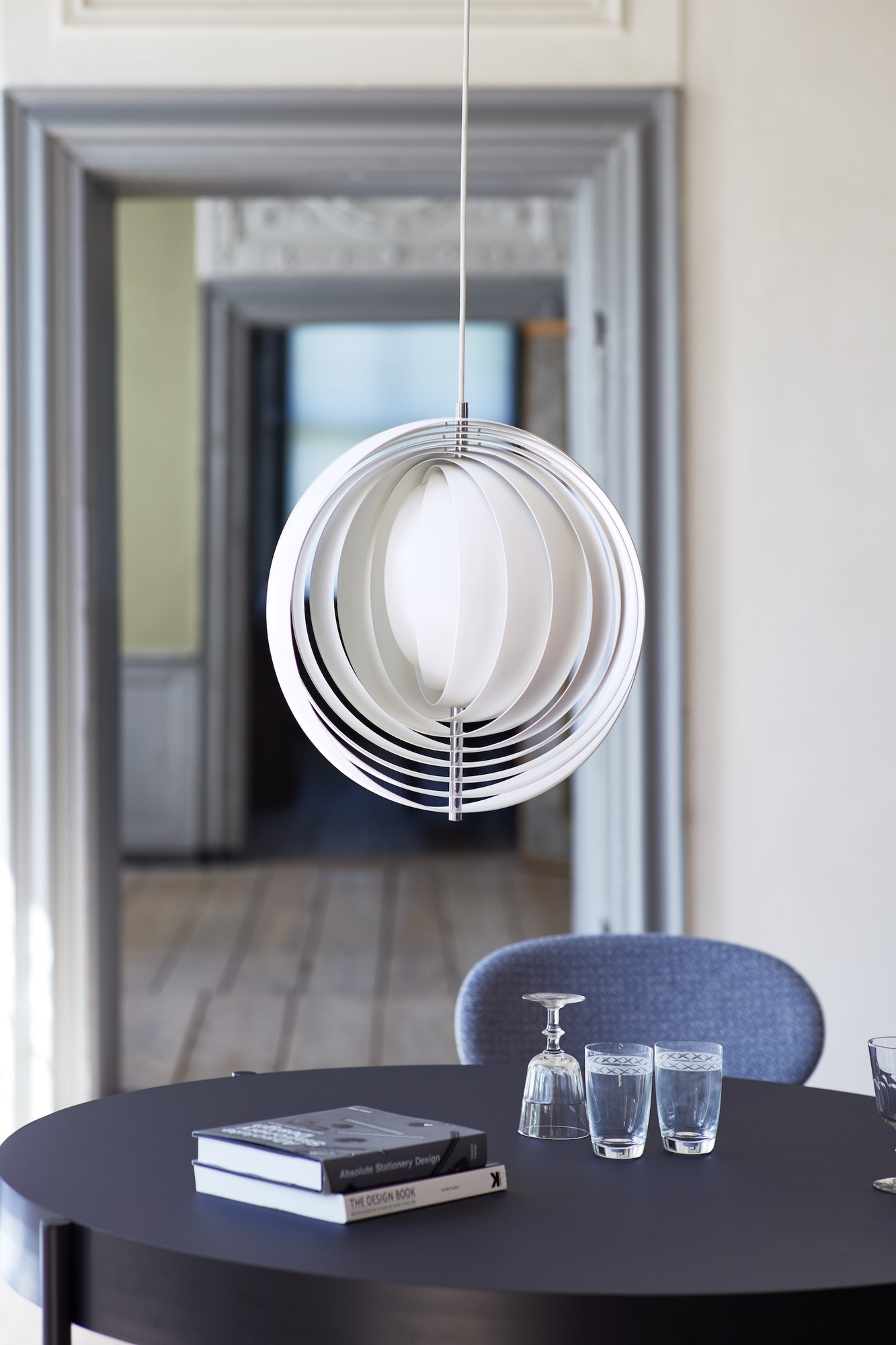 Weiße Moon Pendelleuchte von Verpan, modernes Design für Wohnzimmer und Esszimmer.