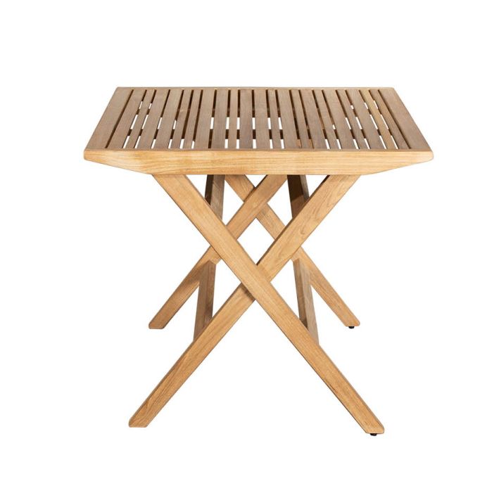 Cane-Line Flip Klapptisch aus Teakholz, quadratisch, mit Lattenrost-Tischplatte und gekreuzten Beinen.