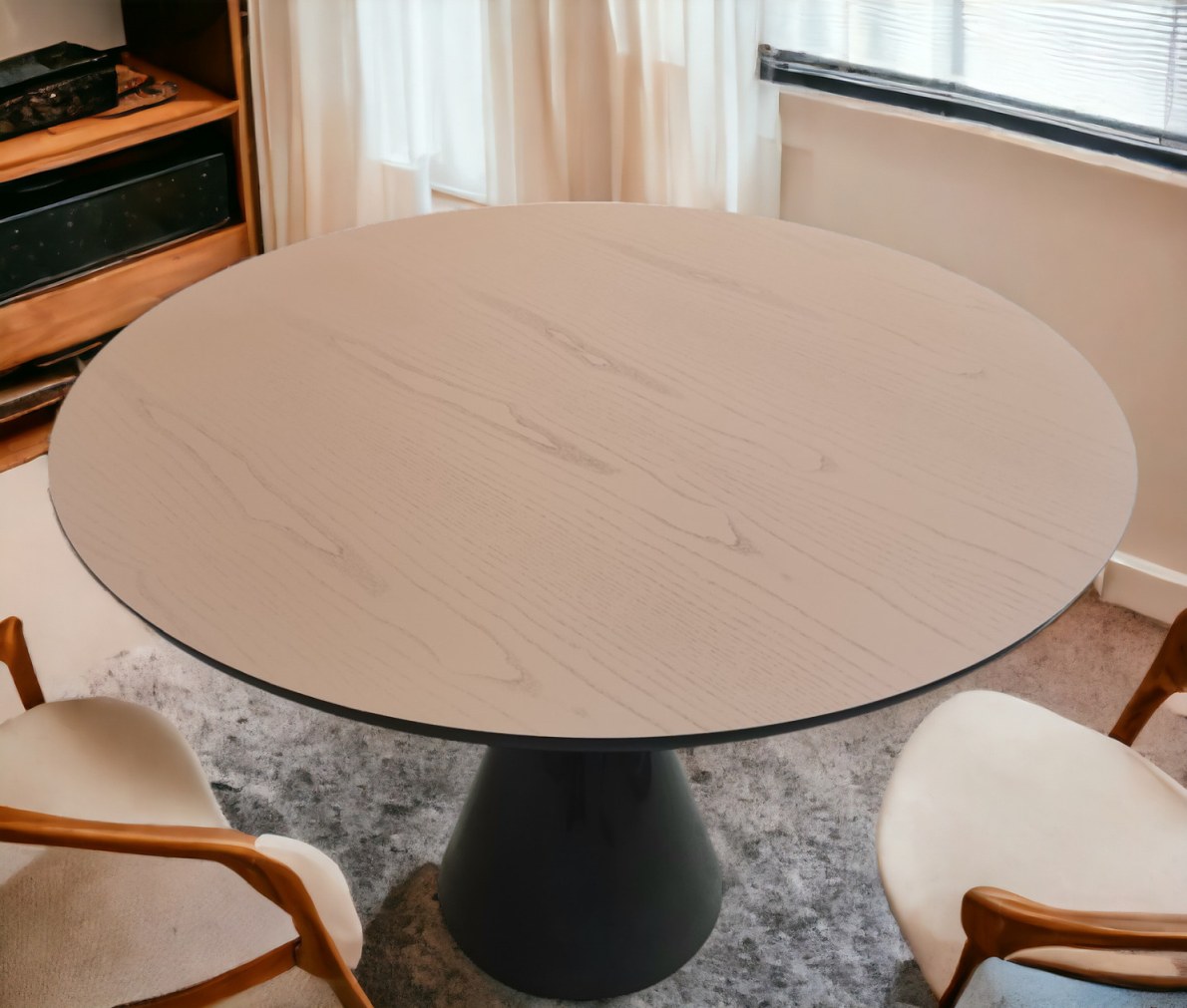 Runder Esstisch Pion von Sancal in Nude mit schwarzem Fuß und Stühlen.