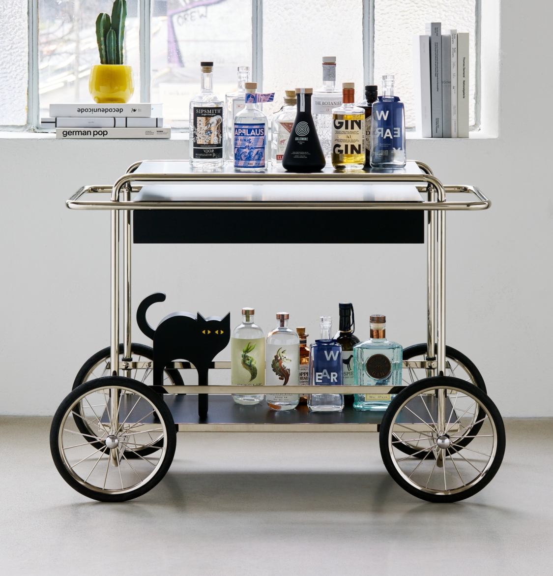 Eleganter Barwagen aus Metall mit Gin-Flaschen und schwarzer Katzenfigur, ideal für stilvolle Hausbars und Gin-Liebhaber.