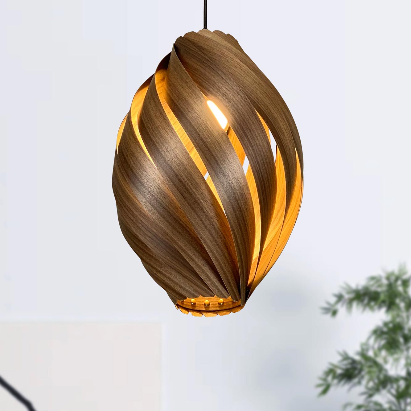 Ardére Hängeleuchte aus Nussbaumholz, rundliches Design. Moderne Pendelleuchte für Wohnzimmer und Essbereich.