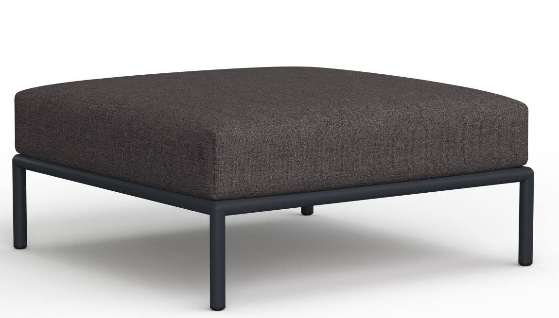 Level Ottoman Outdoor Hocker in Grau mit dunklem Metallgestell für Garten und Terrasse.