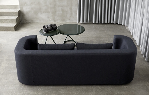Dunkelblaues Verpan VP168 3-Sitzer Sofa von hinten, mit zwei Kissen, minimalistisches Wohnzimmer-Interieur, modernes Design.