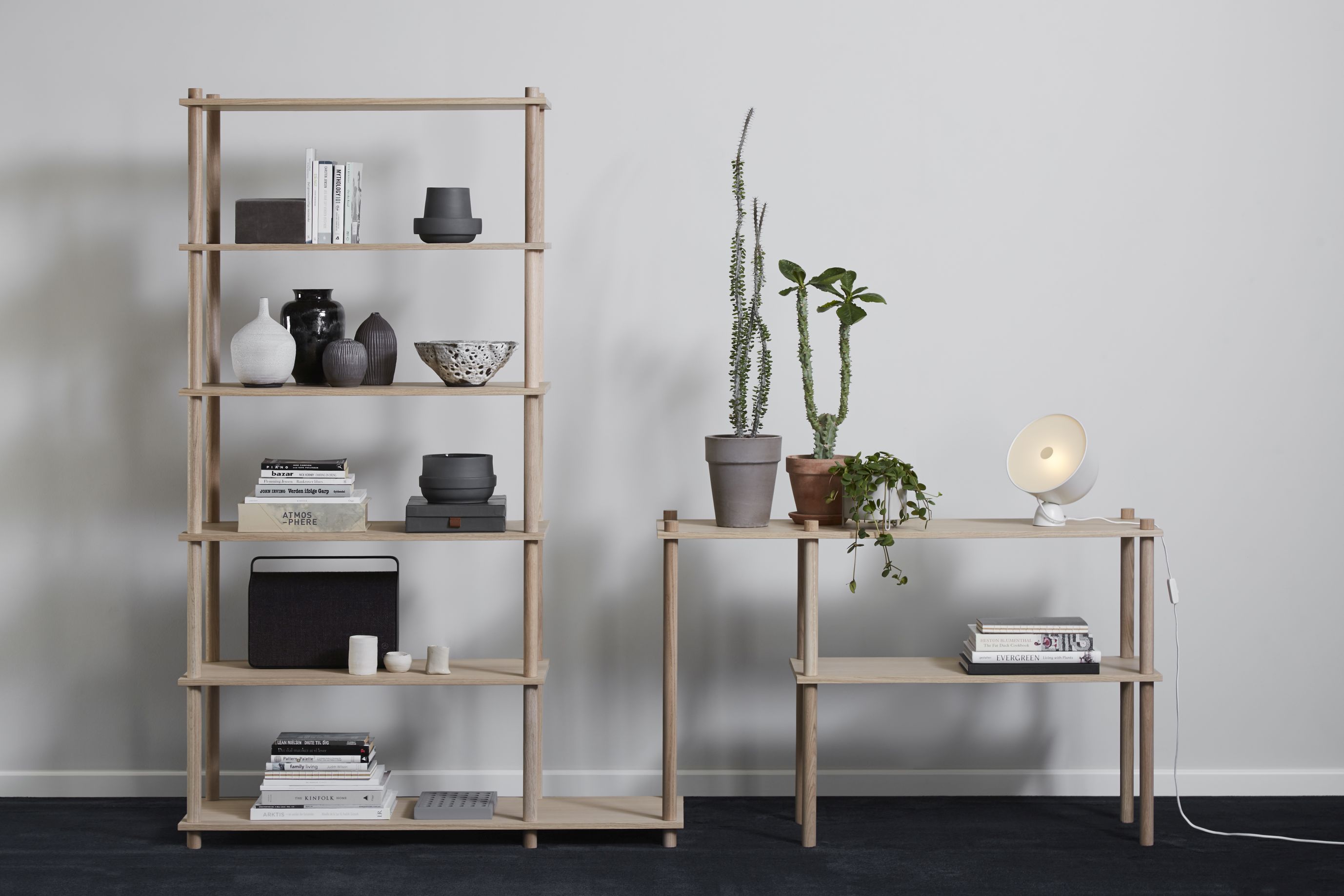 Elevate Shelving System von Woud: Holzregal mit fünf Ebenen und kleineres Sideboard mit Pflanzen.