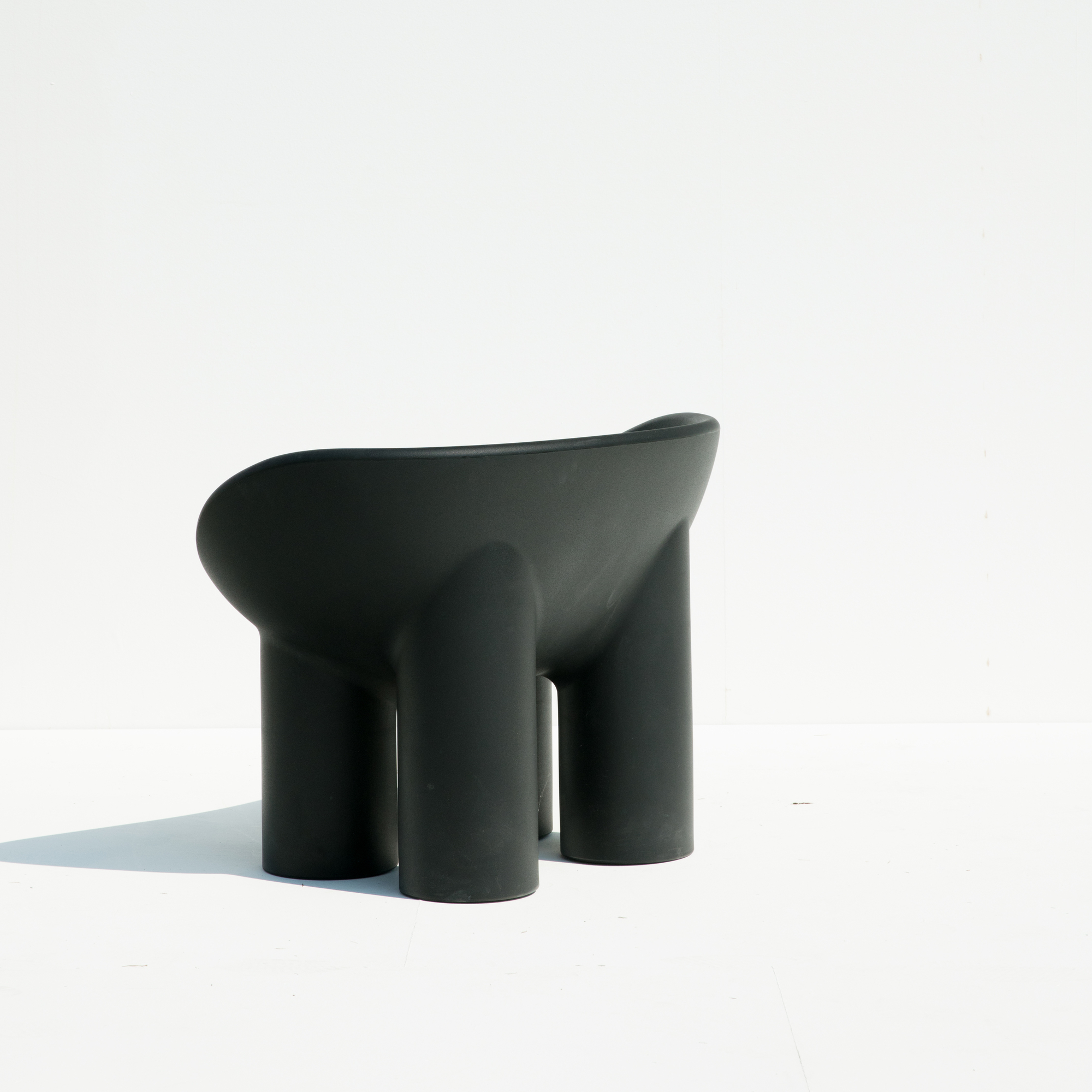 Driade Roly Poly Sessel in Anthrazit: Moderner Designstuhl mit drei Beinen und runder Sitzfläche.