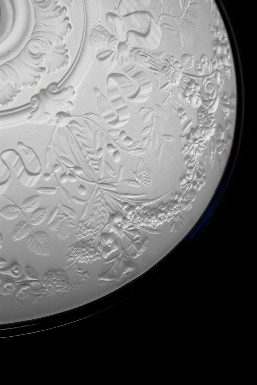 Detailaufnahme der floralen Innenverzierung der Skygarden Pendelleuchte in Rostbraun. Deckenleuchte mit Relief.