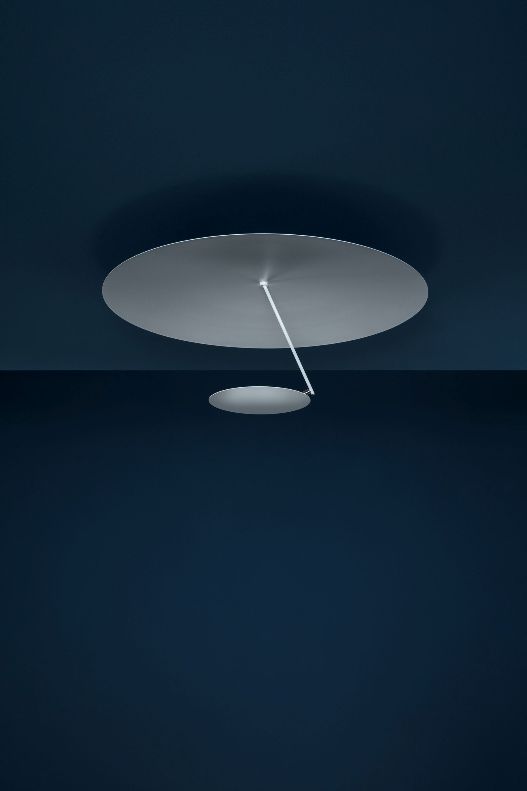 Weiße Lederam Deckenleuchte von Catellani & Smith mit zwei runden Lampenschirmen an blauer Decke.