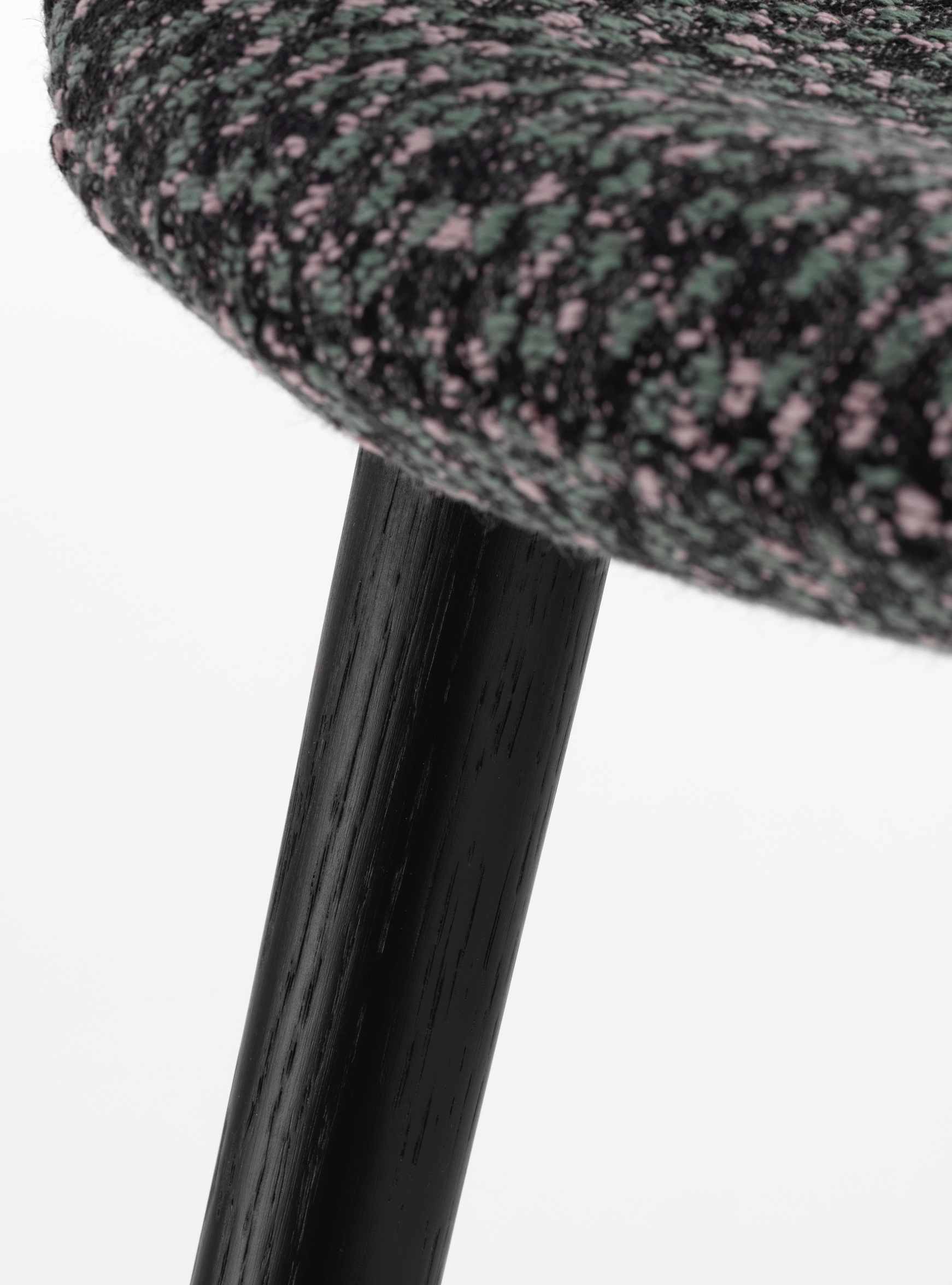 Detailaufnahme: Organic Conference Stuhl von Vitra mit Kvadrat Ria Stoff und schwarzem Holzbein.