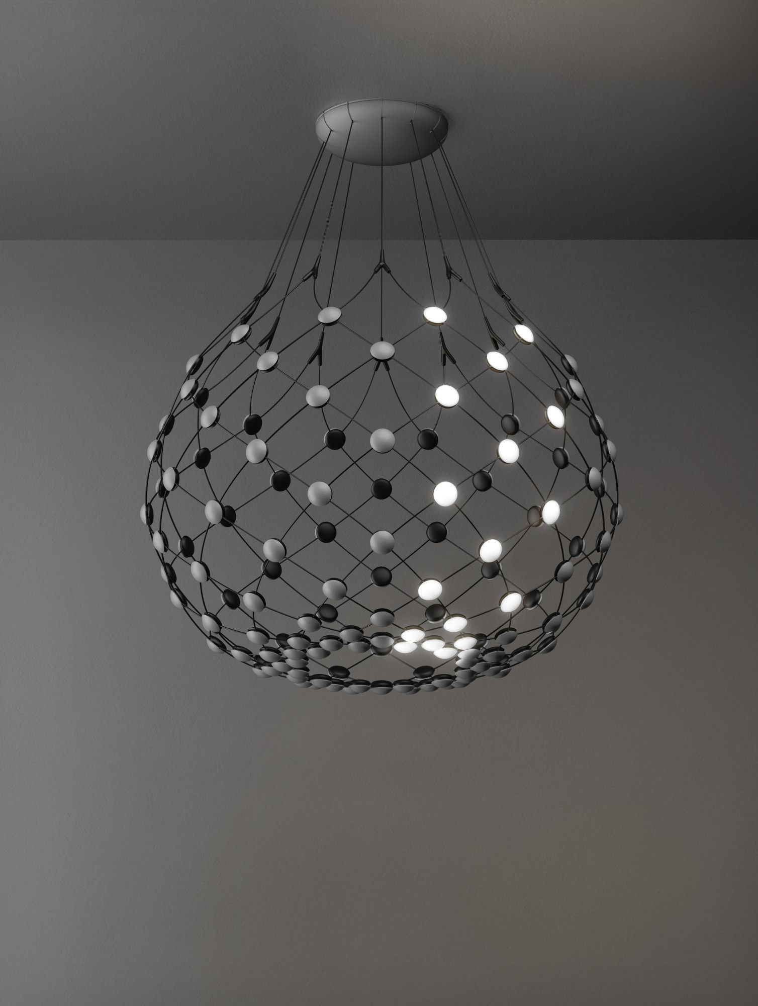 D86 Mesh Deckenleuchte von Luceplan: Moderne Hängeleuchte mit schwarzem Drahtgeflecht und weißen Leuchtpunkten.