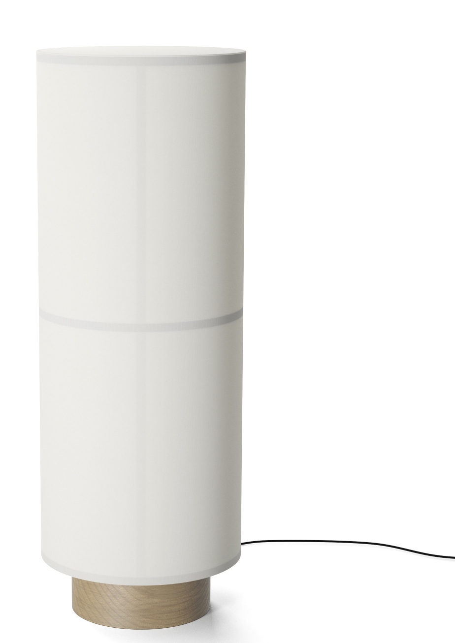 Audo Hashira Stehleuchte: Zylindrische Lampe mit weißem Schirm und Holzfuß für Wohnzimmer.