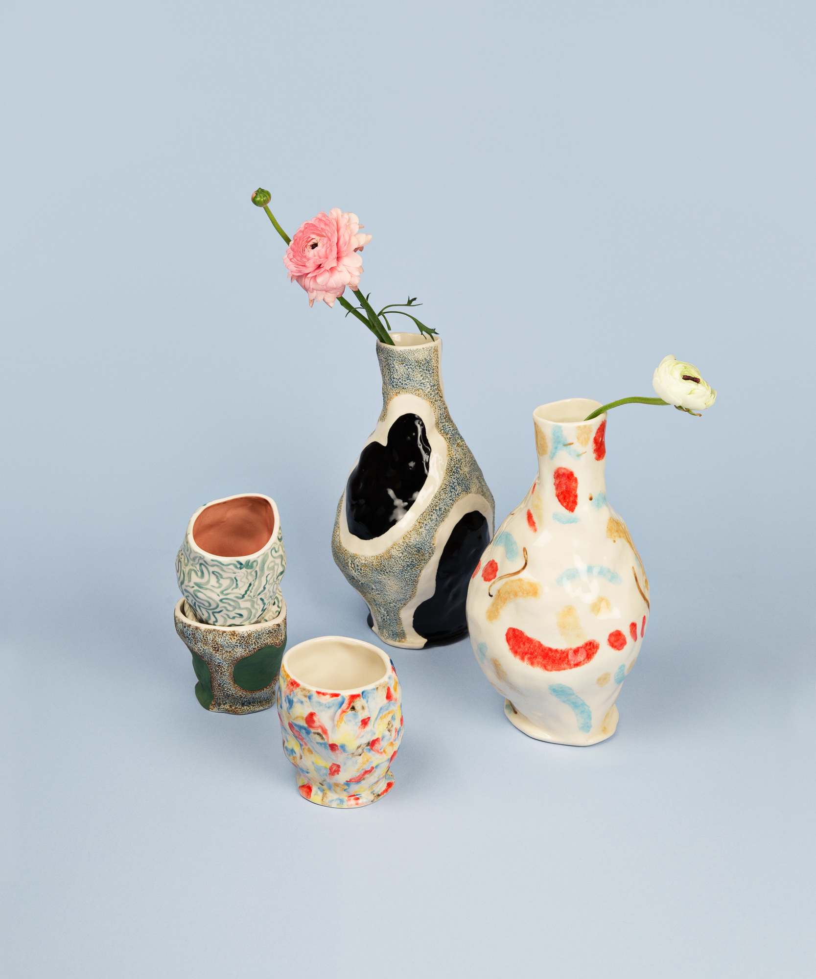 Keramik Vasen und Becher von Jessica Hans für Hay, handgefertigte Einzelstücke mit Blumen.