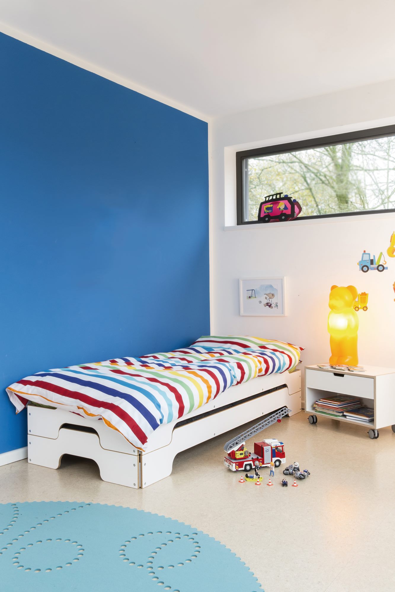 Kinderzimmer mit Müller Möbelwerkstätten Stapelliege, Nachttisch und Spielzeug. Modernes Design für Kinder.