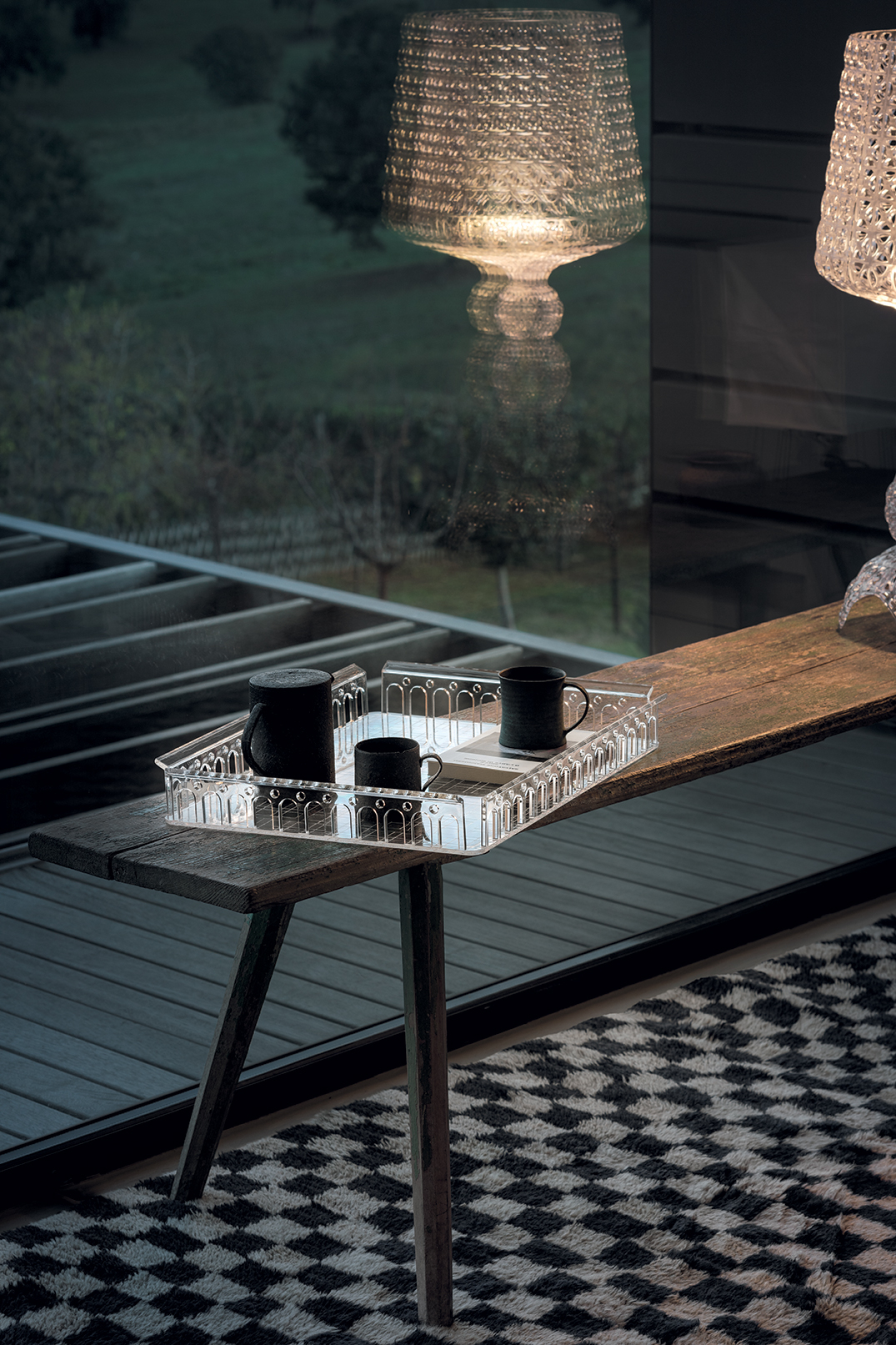 Klares Piazza Tablett von Kartell mit Tassen auf einem Holztisch, modernes Design.