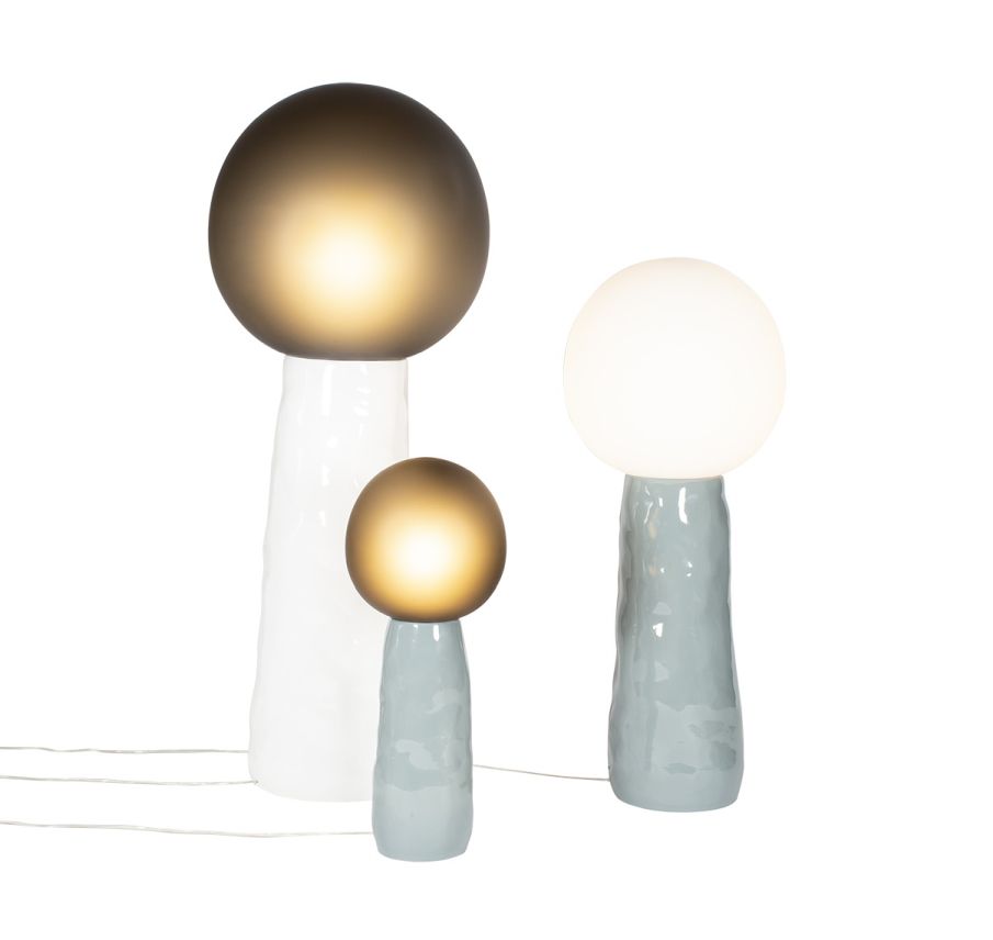 Kokeshi Stehleuchten von Pulpo: Drei Lampen in Grau und Weiß mit Kugel-Schirmen.