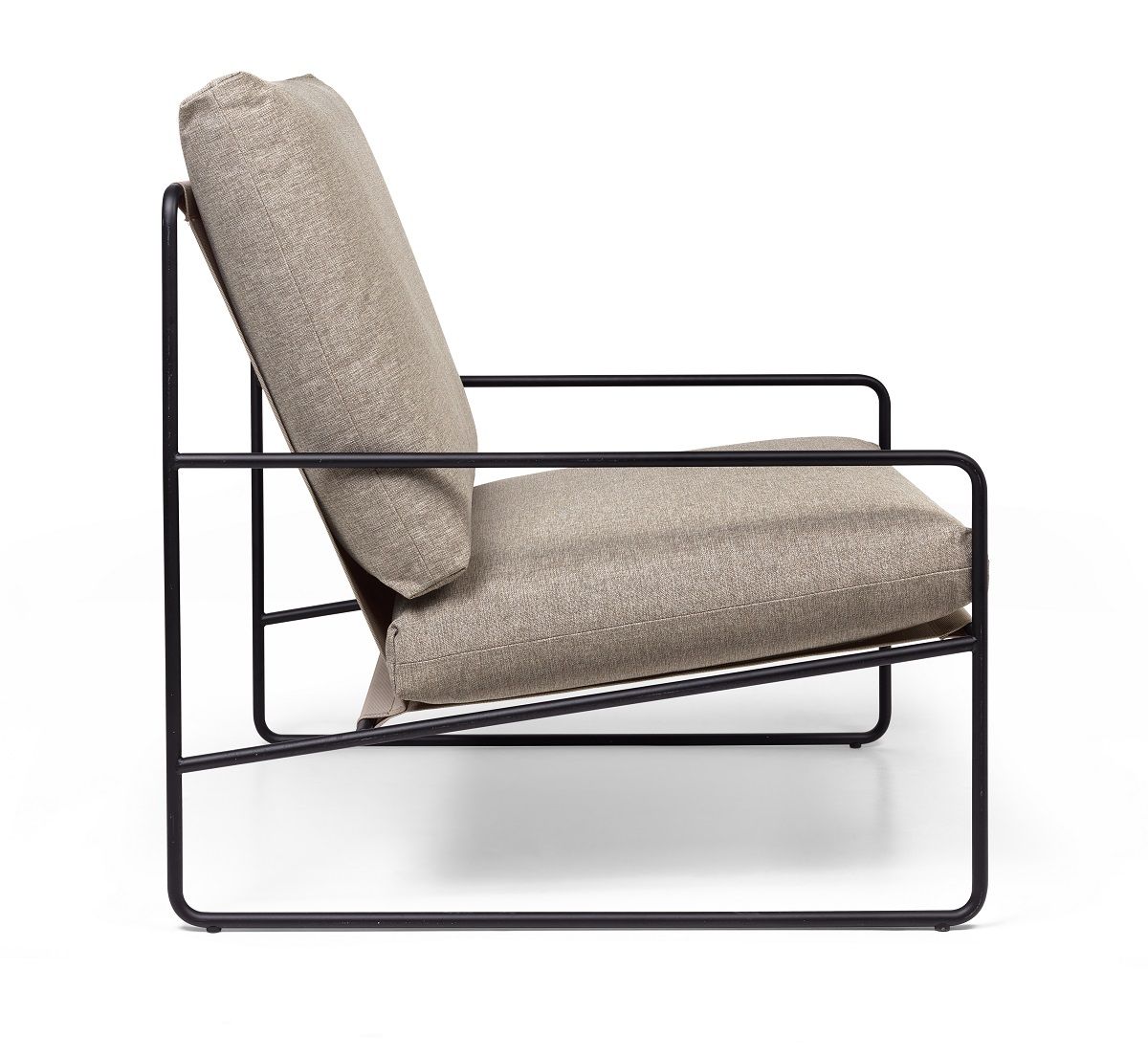 Seitenansicht des Ferm Living Desert Outdoor Sofas, ein moderner 1-Sitzer mit beigen Kissen.