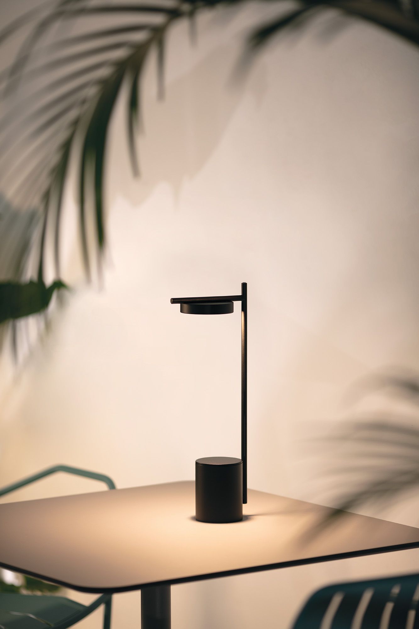 Schwarze Igram Tischleuchte von Grupa auf einem Tisch, modernes Design, Akku-betriebene Lampe.