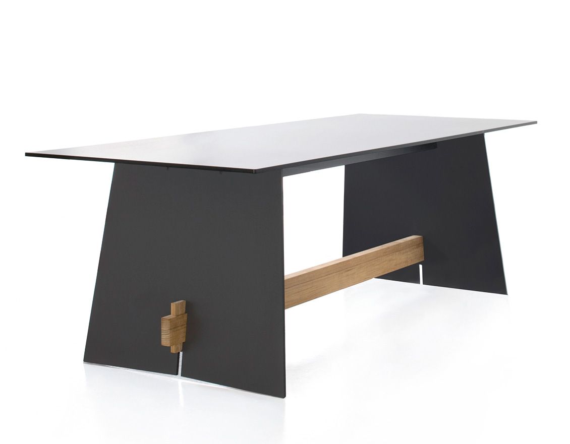 Conmoto Tension Outdoor Tisch in Anthrazit, moderner Gartentisch mit rechteckiger Tischplatte und Holzdetails.