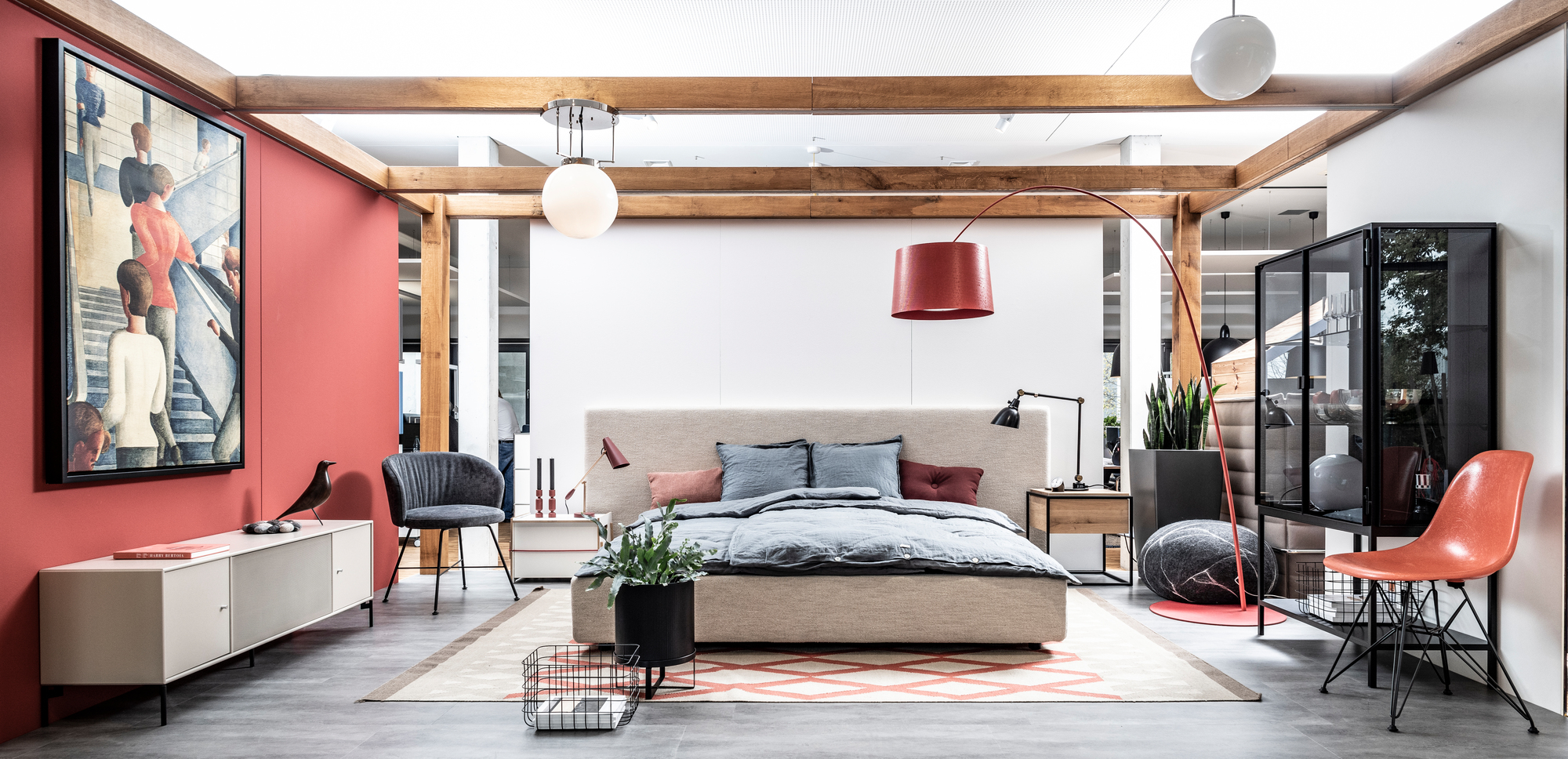 Großer, schwarzer Bau Pot Blumentopf von Ferm Living mit Pflanze im modernen Schlafzimmer.