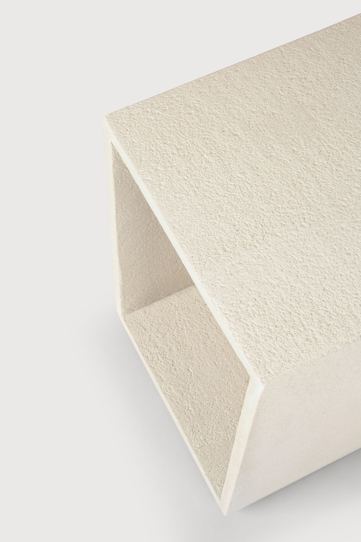 Detailaufnahme des Ethnicraft Elements Nachttischs in Weiß mit strukturierter Oberfläche, minimalistisches Design.