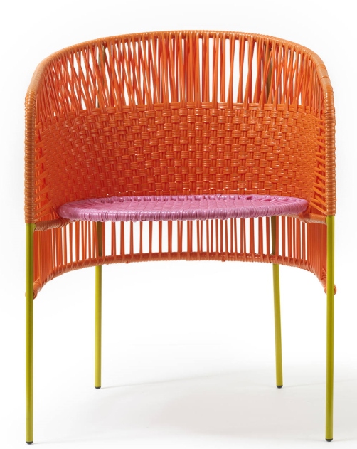 Caribe Dining Chair: Outdoor Stuhl in Orange, Rosa und Gelb mit geflochtenem Design.