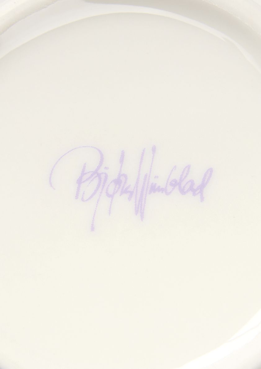 Detailaufnahme der Signatur Bjørn Wiinblad auf der Eva Vase in Lavendel, H15cm.