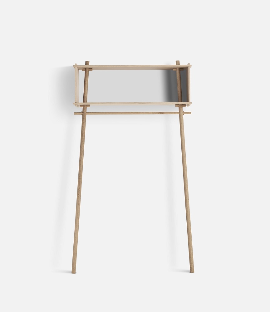 Töjbox Anlehngarderobe von Woud, minimalistisches Design aus Eiche, weiß pigmentiert, mit Ablage und Kleiderstange.