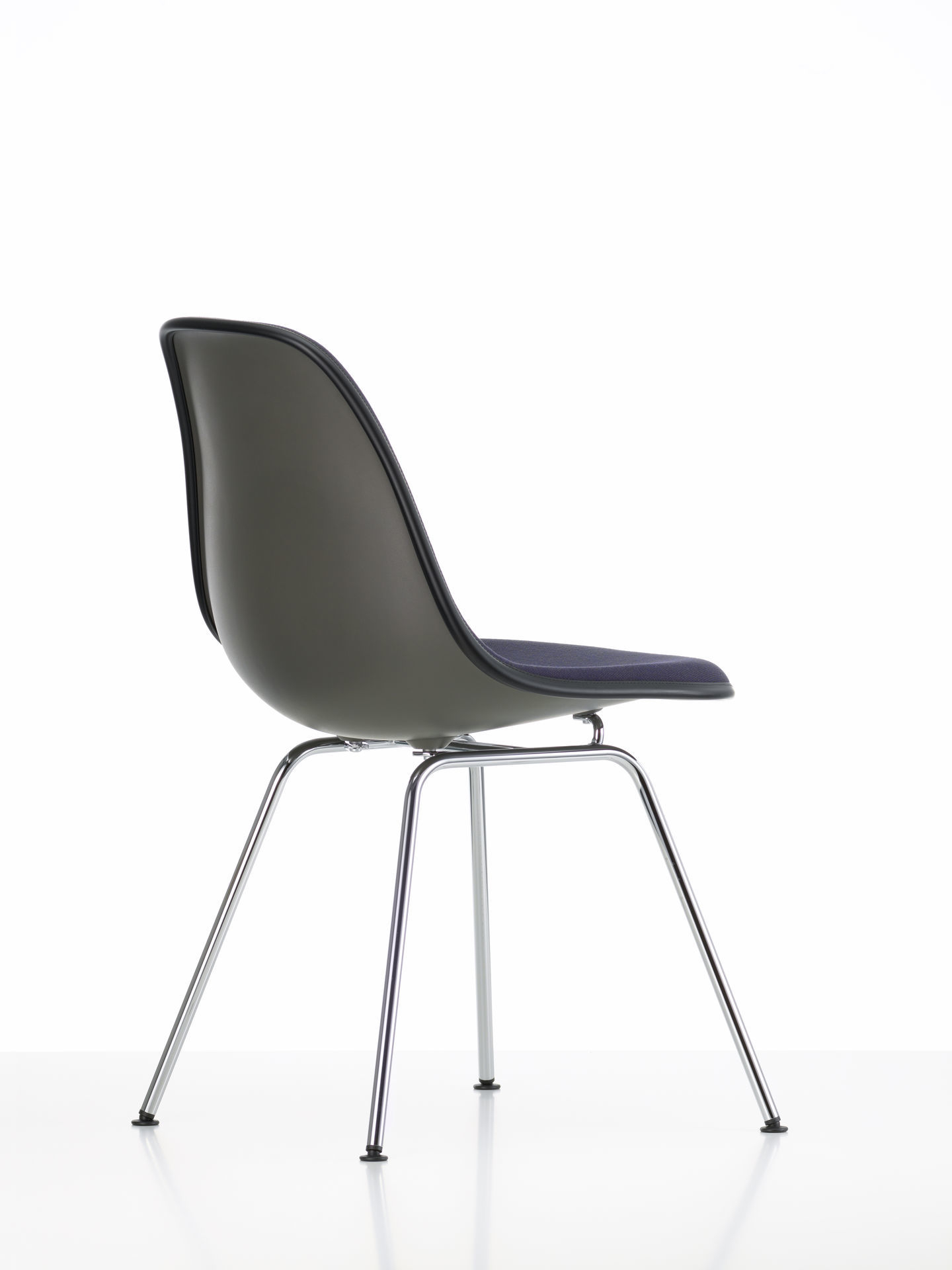 Vitra Eames Plastic Side Chair DSX, vollgepolsterter Stuhl mit Chromgestell, graue Sitzschale, Seitenansicht.